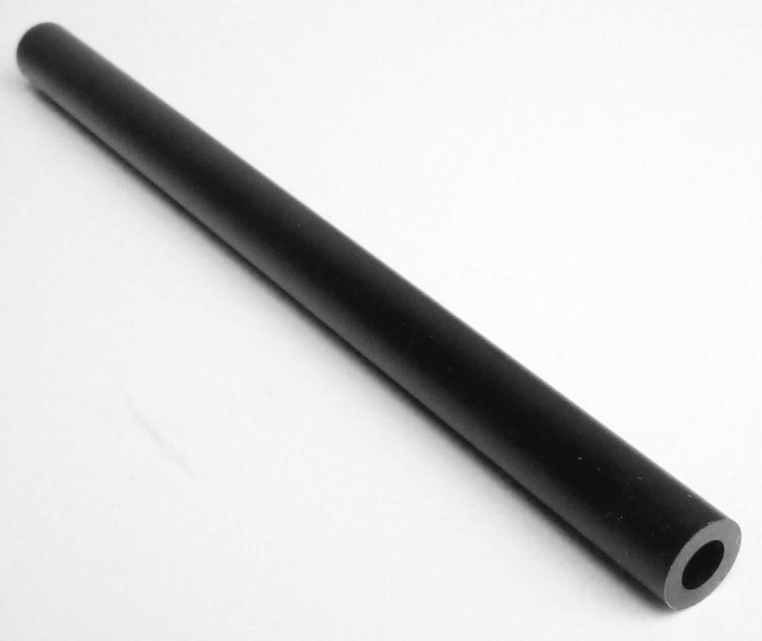 Angaben des Antragstellers:
Kunststoffhülse aus Polyvinylchlorid für Kosmetikstifte

Feststellungen an einem Warenmuster:
Schwarze Hülse mit einer Länge von ca. 11,4cm bei gleichbleibenden Querschnitt. Die Hülse hat einen Durchmesser von ca. 0,8 cm und eine Wanddicke von ca. 0,2cm. Die Hülse ist nicht biegsam und nicht weiter bearbeitet.

Befund:
Es liegt ein nicht biegsames Kunststoffrohr aus Polyvinylchlorid im Sinne der Unterposition (KN) 3917 2310 vor.