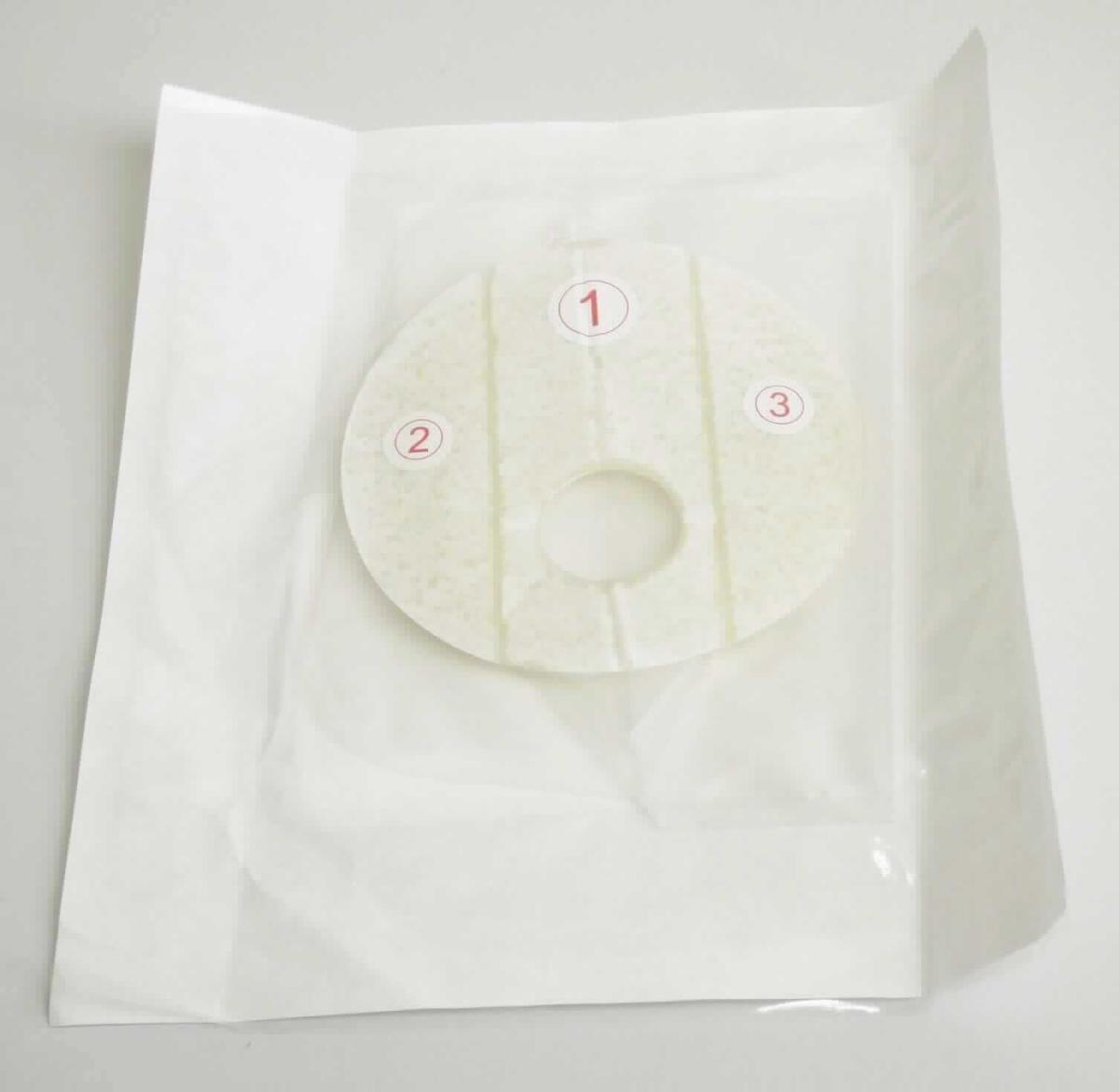 Hilfsmittel zur Verwendung für Stomata, Fäkalkollektorbeutel

Bei der Ware handelt es sich um einen steril verpackten, geschlossenen Beutel aus miteinander verschweißten Folien aus Kunststoffen mit einem Fassungsvolumen von 1000 mL. Das Erzeugnis ist an einem Ende mit einer Faltöffnung und am anderen Ende mit einer selbstklebenden Halteplatte mit kreisförmiger Öffnung versehen. 

Die Ware ist als Vorrichtung erkennbarzur Verwendung für Stomata in die Unterposition 3006 9100 der Kombinierten Nomenklatur einzureihen.