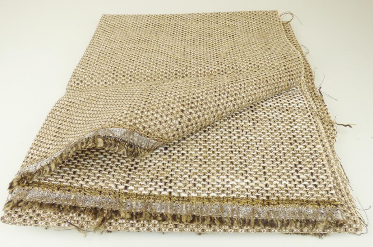 Gewebe, sog. Möbelbezugsstoff, Art. Ancona, Foto siehe Anlage,
- als Meterware, laut Antrag mit einer Breite von 148 cm,
- laut Untersuchungsergebnis:
-- aus Kett- und Schussgarnen aus synthetischen Spinnfasern (Polyester) und synthetischen
   Filamente (Polyester),
-- mit einem Gesamtanteil an:
--- synthetischen Spinnfasern von ca. 95 GHT,
--- synthetischen Filamenten von ca. 5 GHT,
-- buntgewebt,
-- in Musterbindung.

"Gewebe aus synthetischen Spinnfasern, mit einem Anteil an diesen Spinnfasern von mehr als 85 GHT,
 mit einem Anteil an Polyester-Spinnfasern von mehr als 85 GHT, buntgewebt"