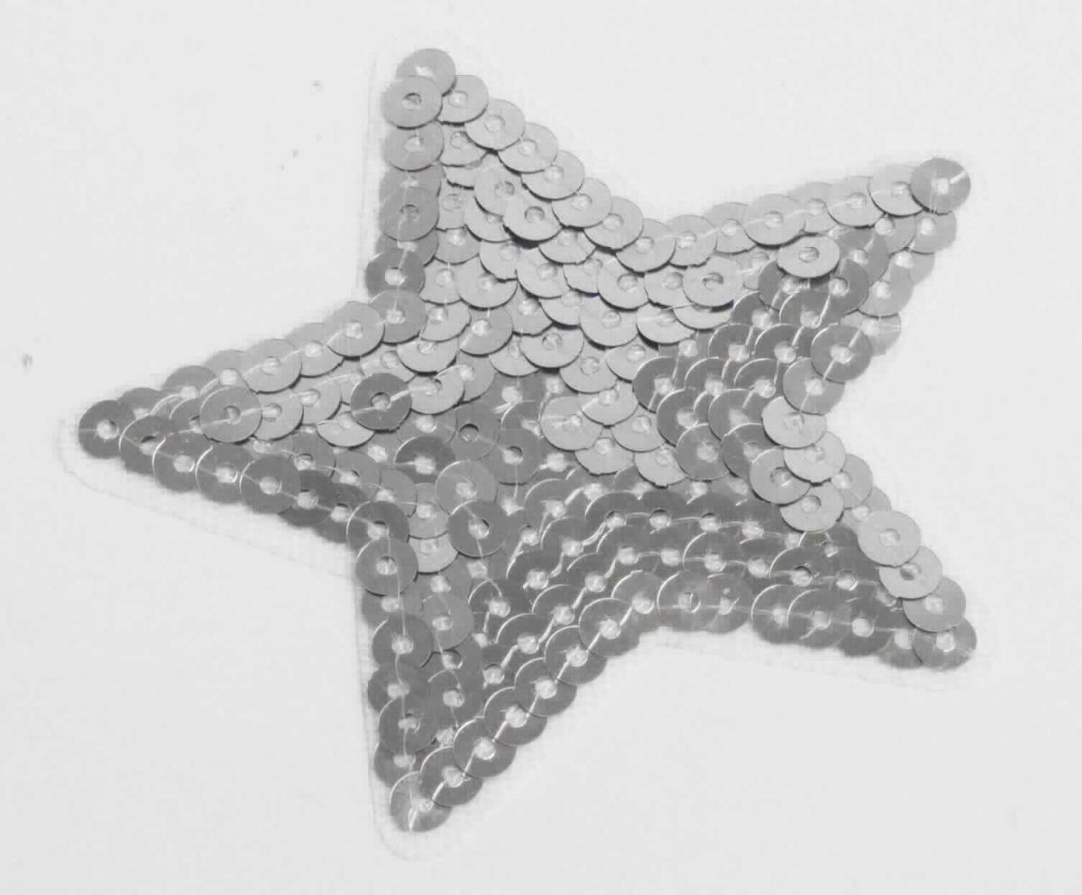 Applikationsstickerei, sog. Applikation Stern, Foto siehe Anlage,
- als Motiv, in Form eines Sterns, in den Abmessungen von ca. 7,5 cm x 7,5 cm,
- mit einem Stickgrund aus einem Gewirke aus synthetischen Chemiefasern (laut Antrag Polyester),
- auf diesem Grund sind mittels Stickfäden Pailletten aufgestickt,
- auf der Rückseite mit einem klarsichtigen Kleber versehen,
- keine Ätzstickerei oder Stickerei mit herausgeschnittenem Grund,
- laut Antrag mit einem Wert von mehr als 17,50 Euro je kg Eigengewicht,
- ohne Hinweise auf Handarbeit.

"Stickerei als Motiv, andere als Ätzstickerei und Stickerei mit herausgeschnittenem Grund, aus Chemiefasern, mit 
 einem Wert von mehr als 17,50 EUR je kg Eigengewicht, nicht handgearbeitet"