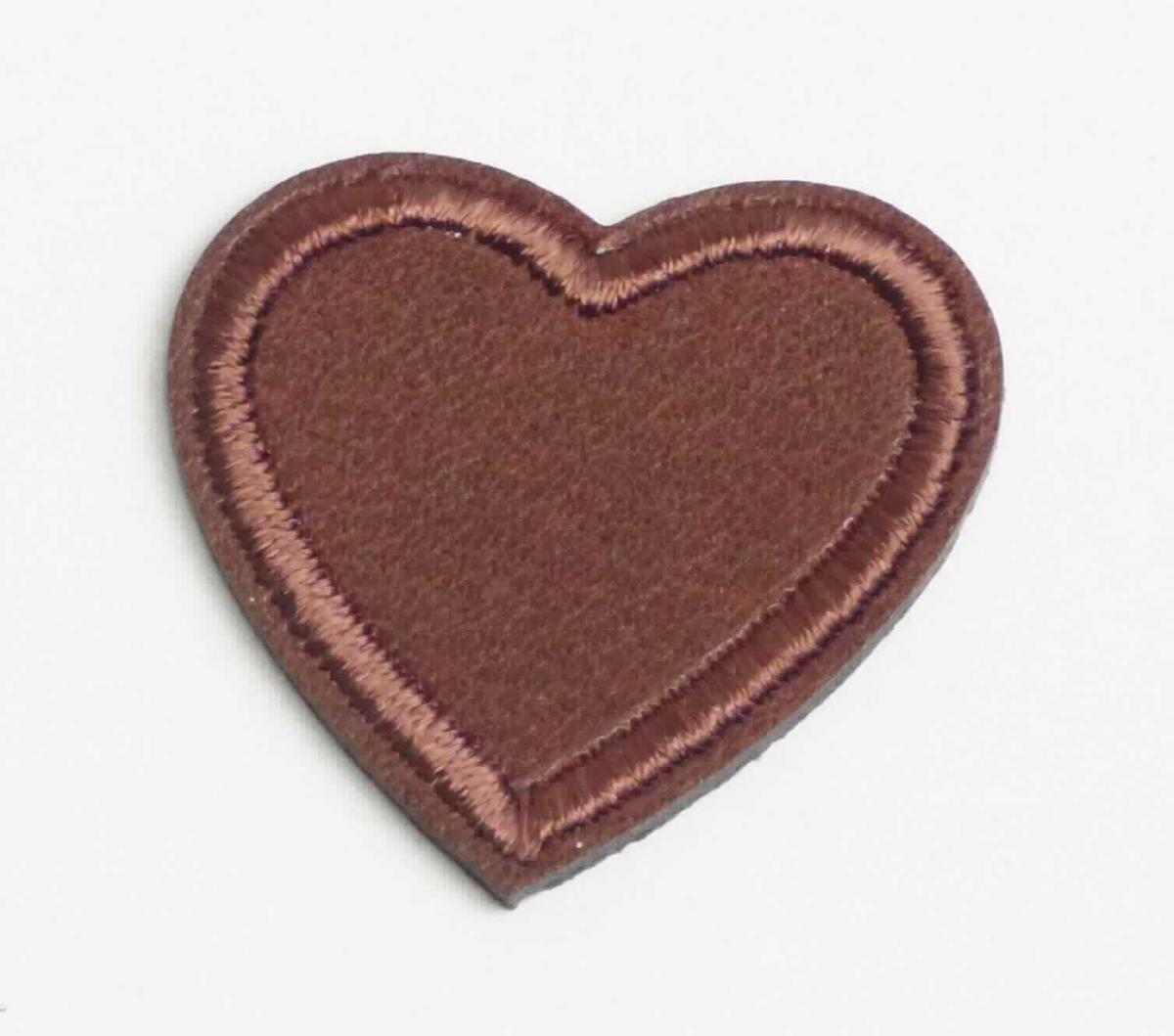 Stickerei, sog. Applikation Herz, Foto siehe Anlage,
- als Motiv, in Form eines Herzens, in den Abmessungen von ca. 3 cm x 3 cm,
- laut Untersuchungsergebnis:
-- aus einem gefärbten Gewirke aus künstlichen Chemiefasern (laut Antrag Rayon); auf der Außenseite mit bloßem
   Auge wahrnehmbar mit geprägtem Zellkunststoff (laut Antrag Polyurethan) überzogen; das Gewirke ist dicht und
   geraut und dient damit nicht nur der Verstärkung,
-- mit Stickgarnen bestickt,
-- auf der Rückseite mit einem klarsichtigen Kleber versehen,
- keine Ätzstickerei oder Stickerei mit herausgeschnittenem Grund,
- laut Antrag mit einem Wert von mehr als 17,50 Euro je kg Eigengewicht,
- ohne Hinweise auf Handarbeit,
- stellt sich als Stickerei dar, somit keine Ware der Position 6117.

"Stickerei als Motiv, andere als Ätzstickerei und Stickerei mit herausgeschnittenem Grund, aus Chemiefasern, mit 
 einem Wert von mehr als 17,50 EUR je kg Eigengewicht, nicht handgearbeitet"
