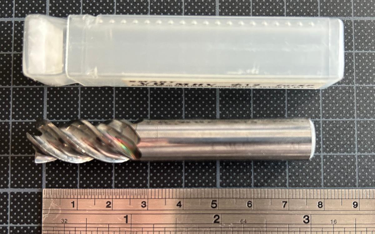 "Schaftfräser"

- zylindrische, vollständig aus Cermets (auf der Grundlage von 
   Wolframcarbid mit Cobalt als Bindemittel) gefertigte Erzeugnisse,
   auf einer Seite einen glatten Schaft aufweisend und auf der anderen
   Seite zu einem Fräskopf ausgeformt

- je nach Serie und Ausfertigung mit unterschiedlichen Schneidgeometrien
   und Abmessungen

- zur fallweisen Verwendung in Werkzeugmaschinen zur Metallbearbeitung

- in einer Kunststoffverpackung aufgemacht

Abbildung siehe Anlage.

Derartige Erzeugnisse gehören als "auswechselbare Werkzeuge (Fräswerkzeuge) zur Verwendung in Werkzeugmaschinen, für die Metallbearbeitung, mit arbeitendemTeil aus Cermets" zum TARIC-Code 8207 7010 00.