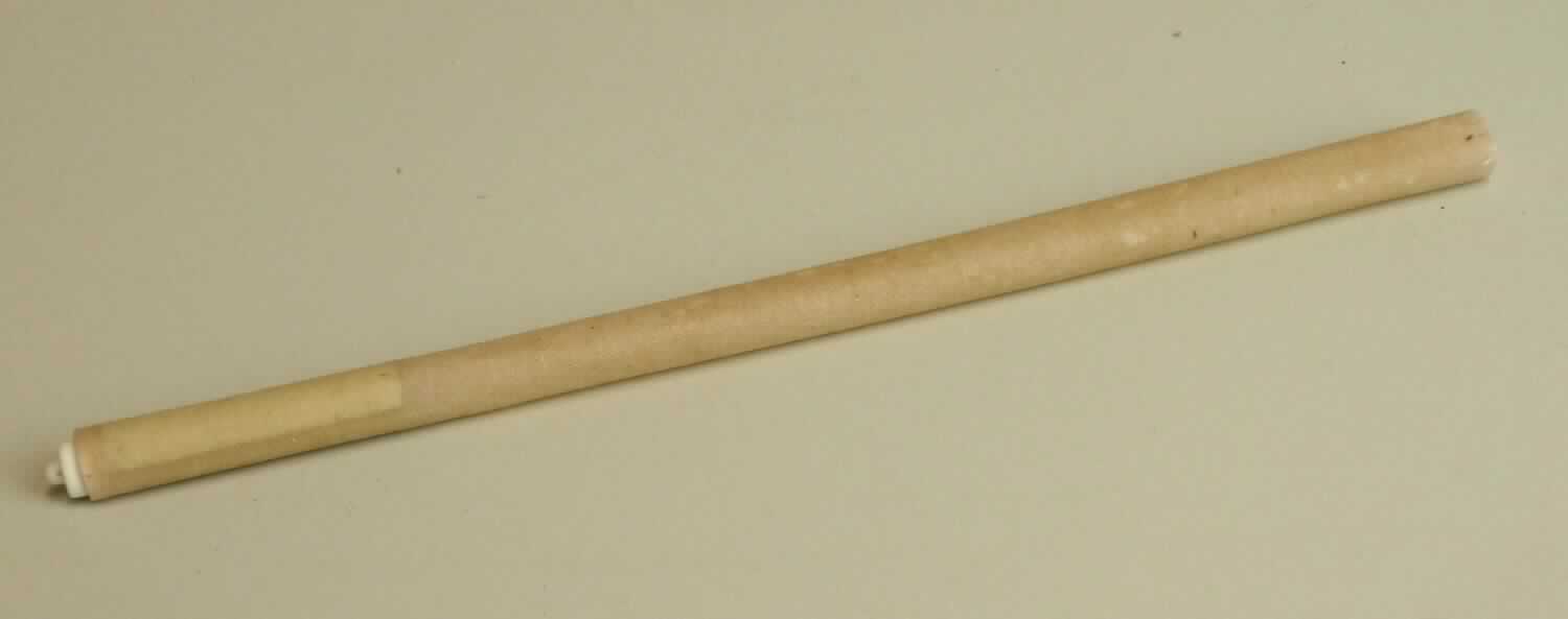 Körperpflegemittel; Ohrenkerze

Bei der als "Ohrenkerzen" bezeichneten Ware handelt es sich um Röhren aus Baumwollgewebe, das mit Wachs getränkt ist. Die Röhren sind ca. 20 cm lang und weisen einen über die gesamte Länge gleichen Durchmesser von ca. 8 mm auf. Ein einzelnes Röhrende ist jeweils mit einem eingeschobenen Kunststoffpropf mit Lüftungsschlitz versehen. Die Ware ist nicht für den Einzelverkauf aufgemacht und wird als Bulkware abgegeben.
 
Nach den Angaben kennzeichnet sich die Ware als ein "zubereitetes Körperpflege- oder Schönheitsmittel, anderweit weder genannt noch inbegriffen" der Position 3307 der Kombinierten Nomenklatur.