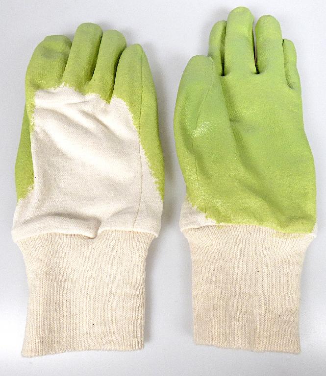 Fingerhandschuhe, sog. Arbeitsschutzhandschuh, in Erwachsenengröße, Foto siehe Anlage,
- als Fünffingerhandschuhe gearbeitet,
- aus einem einfarbigen Gewirke aus laut Antrag 96 % Baumwolle und 4 % Elasthan (synthetische
  Chemiefasern),
- nachträglich mit Ausnahme des Bündchens und des größten Teils des Handrückens einseitig
  (Außenseite) im Tauchverfahren mit Kunststoff (laut Antrag: Polyurethan; keine Zellstruktur
  erkennbar) überzogen,
- mit einem doppelt gearbeiteten, angesetzten Bündchen.

"Fingerhandschuhe, aus Gewirken, mit Kunststoff überzogen"