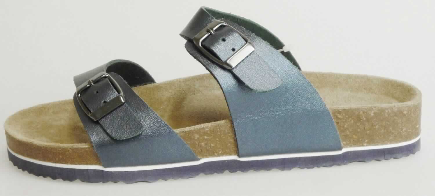 Sandalen (lt. Antrag: "Damen Pantoletten, PO 208 913, dunkelblau", Foto siehe Anlage)
- mit Laufsohlen aus (lt. Antrag) Kunststoff; ohne Hauptsohle aus Holz,
- mit zehenfreiem Oberteil (nicht geschlossenes Blatt) aus Leder,
- mit Schnallenverschluss,
- ohne Metallschutz in der Vorderkappe,
- nicht den Knöchel bedeckend, 
- mit einer größten Höhe des Absatzes und der Sohle von weniger als 3 cm,
- mit einer Länge der Innensohle von mehr als 24 cm,
- für Frauen (u. a. schlanker Schnitt).

"Schuhe mit Laufsohlen aus Kunststoff und Oberteil aus Leder, andere als in den
 Unterpositionen 6403 1200 bis 6403 9931 genannte, für Frauen"