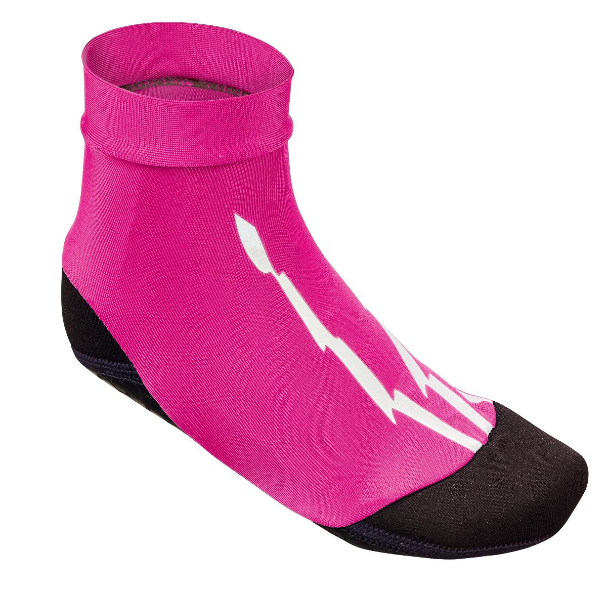 Zusammenstellung aus einem Paar Schwimmstiefel und einem Armband, Foto siehe Anlage
- keine Einreihung als Warenzusammenstellung, da die Waren weder der Befriedigung eines 
  speziellen Bedarfs noch der Ausübung einer bestimmten Tätigkeit dienen, somit sind die
  Waren getrennt einzureihen,
- Schwimmstiefel, Größe 20/21:
-- mit durch Nähen an das Oberteil angebrachten Laufsohlen aus Spinnstoff [kautschutiertes
   Gewebe der Position 5906 (Neopren); den größten Teil der Berührungsfläche mit dem Boden
   bildend] und rutschhemmend mit Kunststoffpunkten bedruckt
-- mit weichem, labilem Oberteil aus Spinnstoff (Gewirke, im Zehen- und Fersenbereich Neopren),
-- den Knöchel bedeckend,
-- seitlich und auf dem Spann mit aufgedruckten Schriftzügen bzw. einem Emblem verziert,
-- zur Verwendung beim Schwimmen.

"Schuhe, andere als in den Positionen 6401 bis 6404 genannte, mit Oberteil und Laufsohlen aus
 Spinnstoffen, andere als in der Unterposition (KN) 6405 2091 genannte"