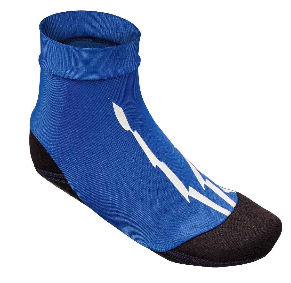 Zusammenstellung aus einem Paar Schwimmstiefel und einem Armband, Foto siehe Anlage
- keine Einreihung als Warenzusammenstellung, da die Waren weder der Befriedigung eines 
  speziellen Bedarfs noch der Ausübung einer bestimmten Tätigkeit dienen, somit sind die
  Waren getrennt einzureihen,
- Armband:
-- aus elastischen Kunststoff oder Kautschuk (Silicon),
-- mit einem Durchmesser von ca. 5 cm,
-- mit einer Breite von ca. 1 cm,
-- auf der Außenseite mit aufgedruckten Firmenlogos versehen,
-- wird als Modeschmuck verwendet.

"Fantasieschmuck, anderer als in Unterpositionen (HS) 7171 11 bis 7117 19 genannte"