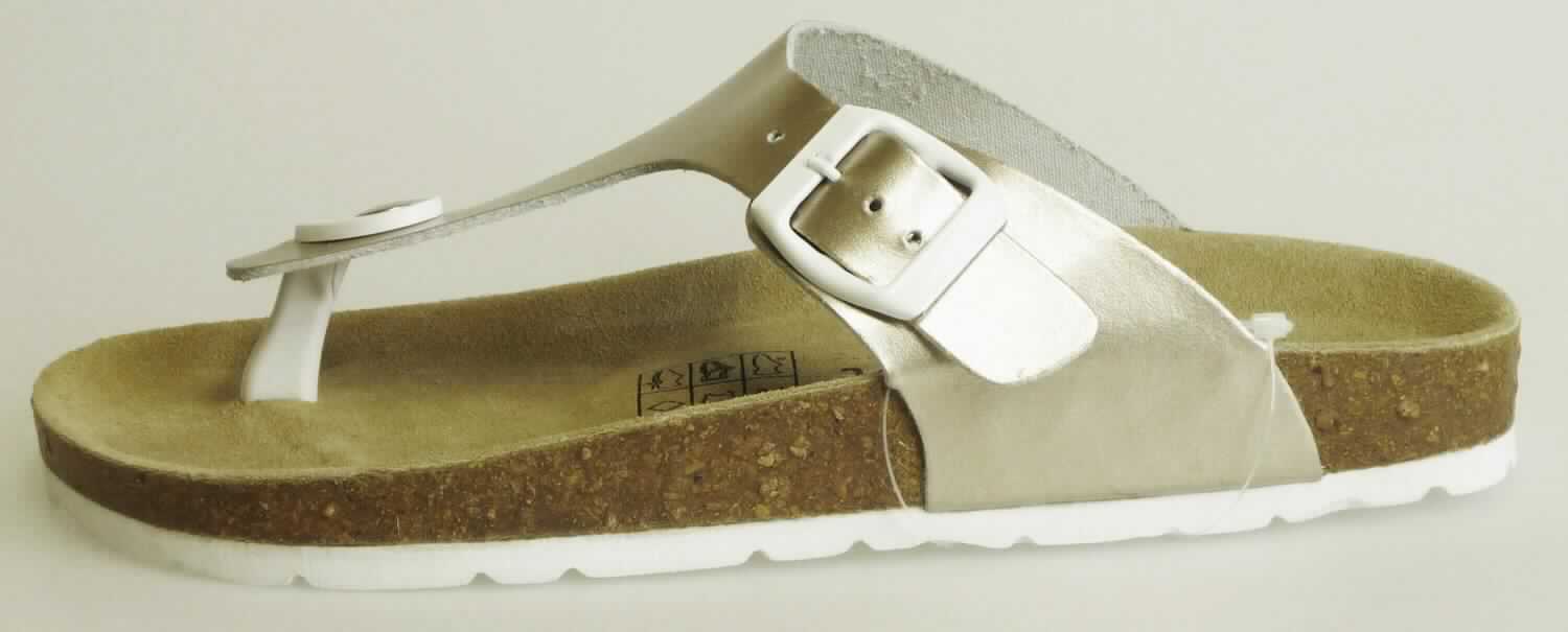 Sandalen (lt. Antrag: "Damen Pantoletten, PO 208 913, gold", siehe Anlage)
- mit Laufsohlen aus (lt. Antrag) Kunststoff; ohne Hauptsohle aus Holz,
- mit zehenfreiem Oberteil (nicht geschlossenes Blatt) aus Leder (den größten 
  Teil der Außenfläche bildend) und Kunststoff,
- mit Schnallenverschluss,
- ohne Metallschutz in der Vorderkappe,
- nicht den Knöchel bedeckend, 
- mit einer größten Höhe des Absatzes und der Sohle von weniger als 3 cm, 
- mit einer Länge der Innensohle von mehr als 24 cm,
- für Frauen (u. a. schlanker Schnitt).

"Schuhe mit Laufsohlen aus Kunststoff und Oberteil aus Leder, andere als in
 den UPos. 6403 1200 bis 6403 9931 genannte, für Frauen"