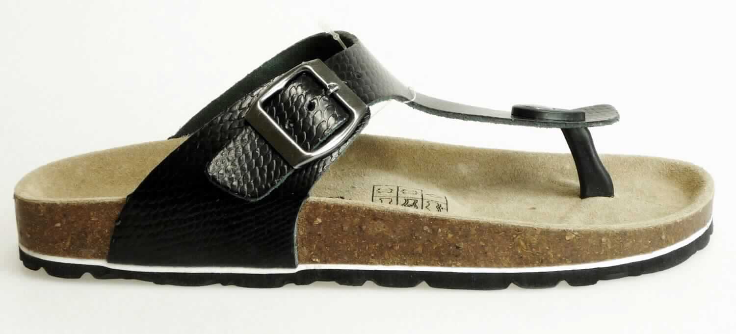 Sandalen (lt. Antrag: "Damen Pantoetten, PO 208 913, schwarz"; Foto siehe Anlage) 
- mit Laufsohlen aus (lt. Antrag) Kunststoff; ohne Hauptsohle aus Holz,
- mit zehenfreiem Oberteil (nicht geschlossenes Blatt) aus Leder (den größten
  Teil der Außenfläche bildend) und Kunststoff, 
- mit Schnallenverschluss,
- ohne Metallschutz in der Vorderkappe, 
- nicht den Knöchel bedeckend, 
- mit einer größten Höhe des Absatzes und der Sohle von weniger als 3 cm, 
- mit einer Länge der Innensohle von mehr als 24 cm, 
- für Frauen (u. a. schlanker Schnitt).

"Schuhe mit Laufsohlen aus Kunststoff und Oberteil aus Leder, 
 andere als in den UPos. 6403 1200 bis 6403 9931 genannte, für Frauen"