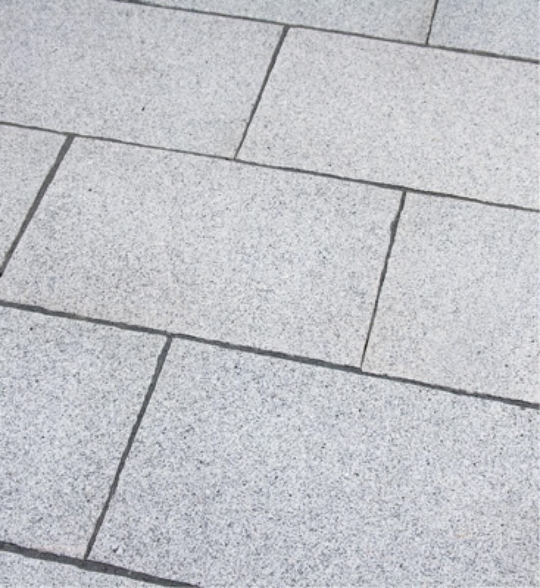 Angaben:
Pflasterplatten BRAVO AMBIENTE gestockt; Bearbeitung: Oberfläche gesägt und gestockt, Seiten handbekantet, Unterseite gesägt; Material: Granit; Farbe: edelgrau.

Befund:
Pflasterplatten, aus Naturstein.