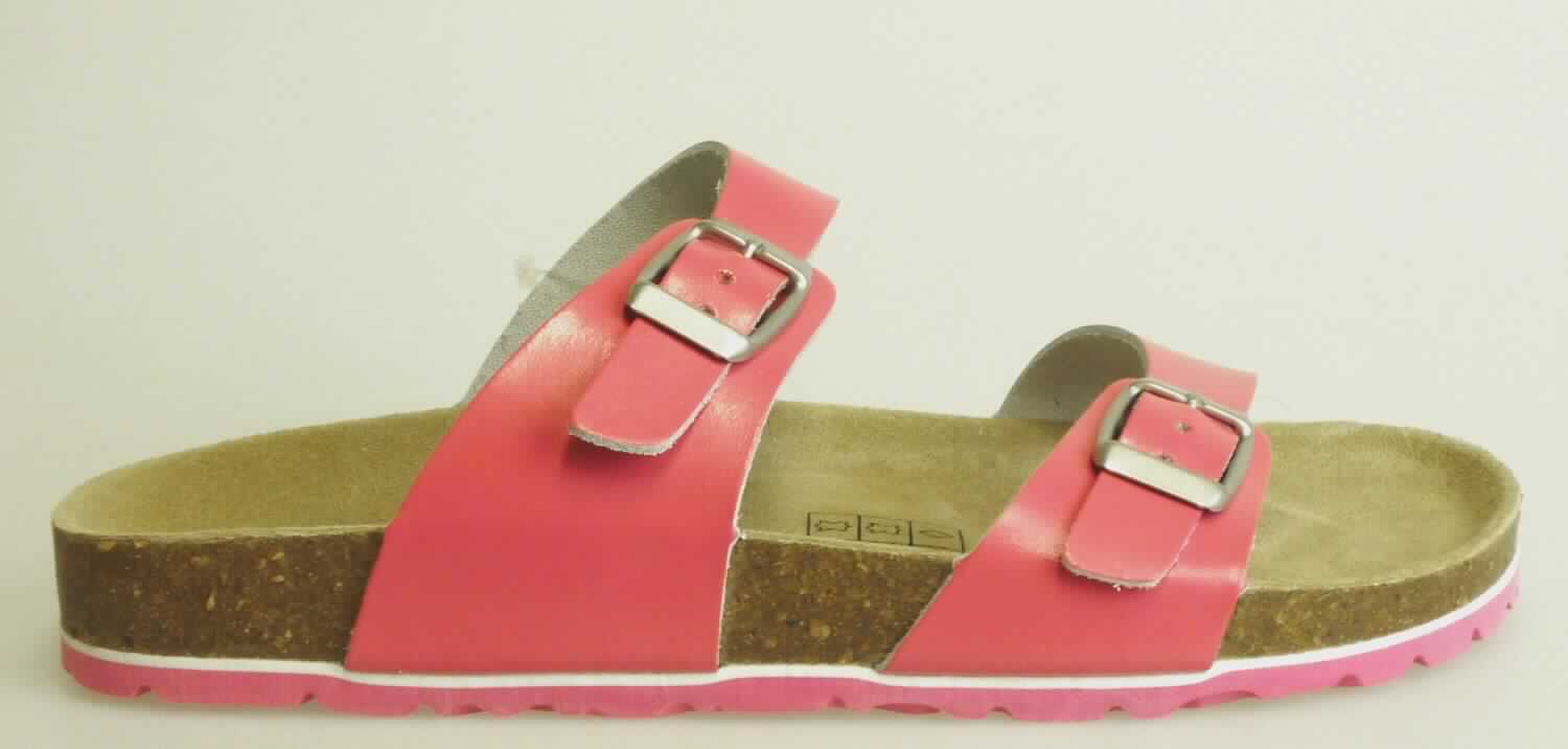 Sandalen (lt. Antrag: "Damen Pantoletten, PO 208 913, pink", Foto siehe Anlage)
- mit Laufsohlen aus (lt. Antrag) Kunststoff; ohne Hauptsohle aus Holz,
- mit zehenfreiem Oberteil (nicht geschlossenes Blatt) aus Leder,
- mit Schnallenverschluss,
- ohne Metallschutz in der Vorderkappe,
- nicht den Knöchel bedeckend, 
- mit einer größten Höhe des Absatzes und der Sohle von weniger als 3 cm,
- mit einer Länge der Innensohle von mehr als 24 cm,
- für Frauen (u. a. schlanker Schnitt).

"Schuhe mit Laufsohlen aus Kunststoff und Oberteil aus Leder, andere als in den
 Unterpositionen 6403 1200 bis 6403 9931 genannte, für Frauen"