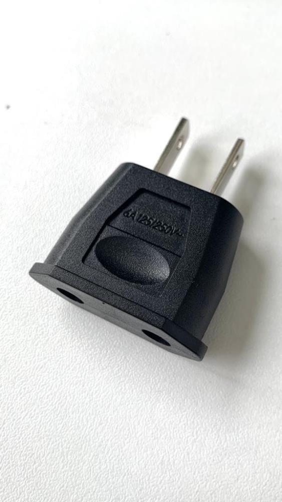 Steckverbinder, sog. Adapter 2Pin EU to 2-Pin flat (US/CN),
- bestehend aus einem spezifisch geformten, schwarzen, ca. 4,3 x 3,5 x 0,9 cm großen Kunststoffgehäuse mit zwei herausragenden Flachkontaktsteckern aus Metall (male) auf der einen Seite
  und zwei Buchsen (female) auf der gegenüberliegenden Seite,
- für eine Spannung von 1000 V oder weniger (hier: ~250 V),
- zum Herstellen einer elektrischen Verbindung durch das Einstecken in eine Steckdose des Typs USA / Kanada einerseits und das Einstecken eines Steckers aus dem Euro-Raum andererseits.

Die Ware wird als "elektrisches Gerät zum Verbinden von elektrischen Stromkreisen, für eine Spannung von 1000 V oder weniger, Steckvorrichtung, nicht für Koaxialkabel oder gedruckte Schaltungen, nicht für bestimmte Luftfahrzeuge, nicht von den TARIC-Codes 8536 6990 82 bis 8536 6990 86 erfasst" eingereiht.

Anlagen: 1 Abbildung