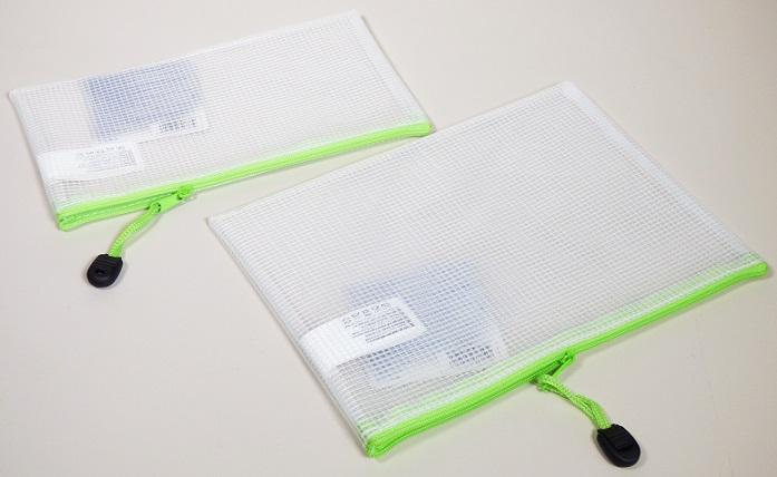 Stiftemäppchen, sog. Reißverschlusstasche, Foto siehe Anlage,
- mit einer Außenseite aus Kunststofffolie,
- - klarsichtige Kunststofffolie mit einem vollständig in die Kunststofffolie eingebetteten Kettengewirke
    aus Spinnstoff,
- an den Schmalseiten vernäht,
- mit einem entlang des oberen Rands verlaufenden Reißverschluss versehen,
- - ungefüttert; ohne Inneneinteilung,
- laut Antrag in unterschiedlichen Formen und Größen; die Einreihung erfolgt anhand der beiden
  vorgelegten Warenmuster mit den Abmessungen:
- - ca. 24 cm (Breite) x 17 cm (Höhe) x 0,5 cm (Tiefe),
- - ca. 23 cm (Breite) x 13 cm (Höhe) x 0,5 cm (Tiefe),
- soll für den Büro-, Schul- und Hausgebrauch dienen,
- Behältnis der Position 4202 aufgrund der objektiven Beschaffenheitsmerkmale (u. a. der Verarbeitung
  durch Nähen und des vorhandenen Reißverschlusses).

"Ähnliches Behältnis, anderes als in den Unterpositionen 4202 1110 bis 4202 3900 genannte, mit Außen-
 seite aus Kunststofffolien, anderes als in den Unterpositionen 4202 9211 und 4202 9215 genannte"
