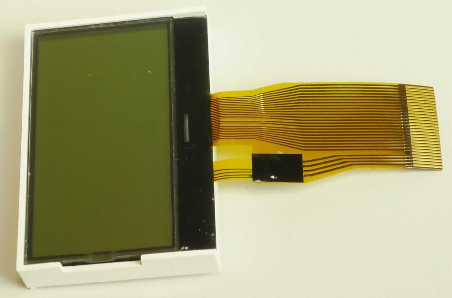 LCD-Modul Artikelnummer 11-0654 (Abbildung siehe Anlage)
- aus einer Flüssigkristallanzeige mit passiver Matrix (FSTN-Technologie, Auflösung:
  128 x 64 Pixel, aktive Anzeigefläche: ca. 37 x 20,2 mm), LED-Hintergrundbeleuchtung
  und Treiberelektronik in einem Einbaurahmen (Abmessungen: ca. 44,3 x 30,1 x 7,9 mm)
  mit einer flexiblen gedruckten Schaltung mit mehreren elektrischen Kontaktflächen,
- nach dem Einbau in unterschiedliche Geräte ausschließlich zur Anzeige von Grafiken und
  alphanumerischen Zeichen bestimmt.

"Elektrisches Sichtsignalgerät, kein Gerät der Positionen 8512 und 8530, kein Alarmgerät,
 Anzeigetafel mit Flüssigkristallanzeige (LCD), mit passiver Matrix-Flüssigkristallanzeige 
 (LCD) - LCD-Modul"