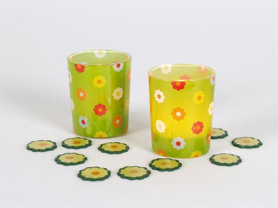 Glaswaren zur Innenausstattung, sog. Teelichtgläser FLOWER POWER, Artikel 43073, Foto siehe Anlage,
- als 2er-Set in einer handelsüblichen Blisterverpackung,
- becherförmige Gefäße laut Antrag:
- - in den Abmessungen: ca. 5,5 cm (Durchmesser) x 6,5 cm (Höhe),
- - aus gewöhnlichem, maschinell gefertigtem Glas,
- - außen mit einem Blütenmuster bedruckt,
- die Gefäße stellen sich nicht als Beleuchtungskörper der Position 9405 dar, da sie keine
  Haltevorrichtung oder spezifische Vorrichtung zum Befestigen eines Teelichtes aufweisen.

"Glaswaren zur Innenausstattung, aus gewöhnlichem Glas, nicht handgefertigt"