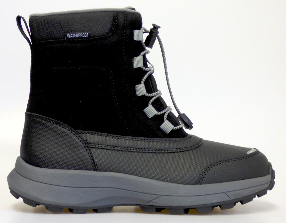 Stiefel, in Erwachsenengröße, Foto siehe Anlage,
- mit Laufsohlen aus laut Antrag Kunststoff,
- mit Oberteil aus Spinnstoff (den größten Teil der Außenfläche bildend; damit keine Ware der 
  Position 6402) und Kunststoff (Spinnstoff mit einer mit bloßem Auge wahrnehmbaren Außen-
  schicht aus Kunststoff), 
- auf das Oberteil sind Verstärkungsteile aus Kunststoff und Spinnstoff aufgesetzt, 
- vorn mit einer durch Schlaufen aus gewebten Bändern aus Spinnstoff geführten, elastischen 
  Kordel mit Kordelstopper,
- seitlich mit einem Etikett verziert, 
- im Bereich des oberen Randes mit einer Anziehhilfe. 

"Schuhe mit Laufsohlen aus Kunststoff und Oberteil aus Spinnstoffen, andere als in den 
 Unterpositionen (KN) 6404 1100 bis 6404 1910 genannte"