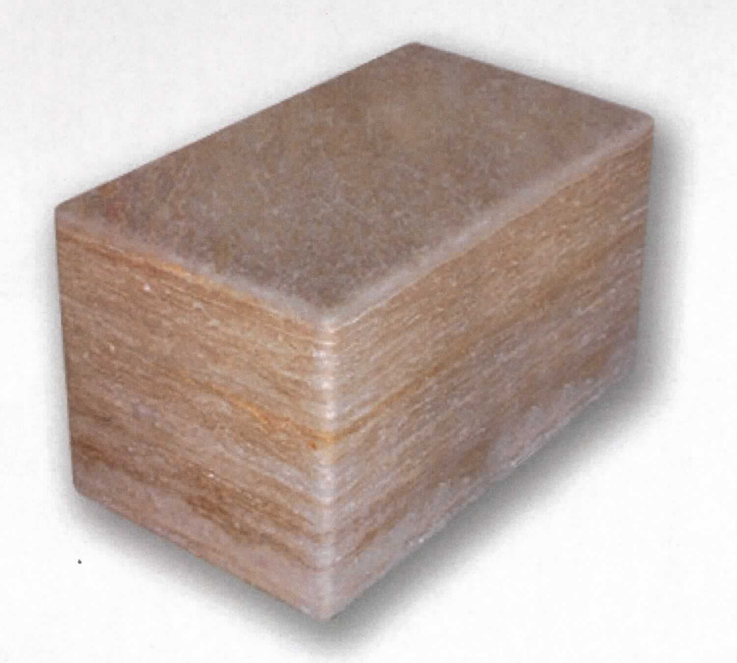 Angaben:
Sitzquader NOCE TOROSA®
Bearbeitung: Oberfläche geschliffen, Kanten angenehm gerundet, Seiten geschliffen 
Farbe: hellbraun 
Material: Travertin 
Herkunft: Türkei 
Größe: 90 x 45 x 45 cm; 440 kg/Stück

Befund:
Bearbeitete Werksteine und Waren daraus