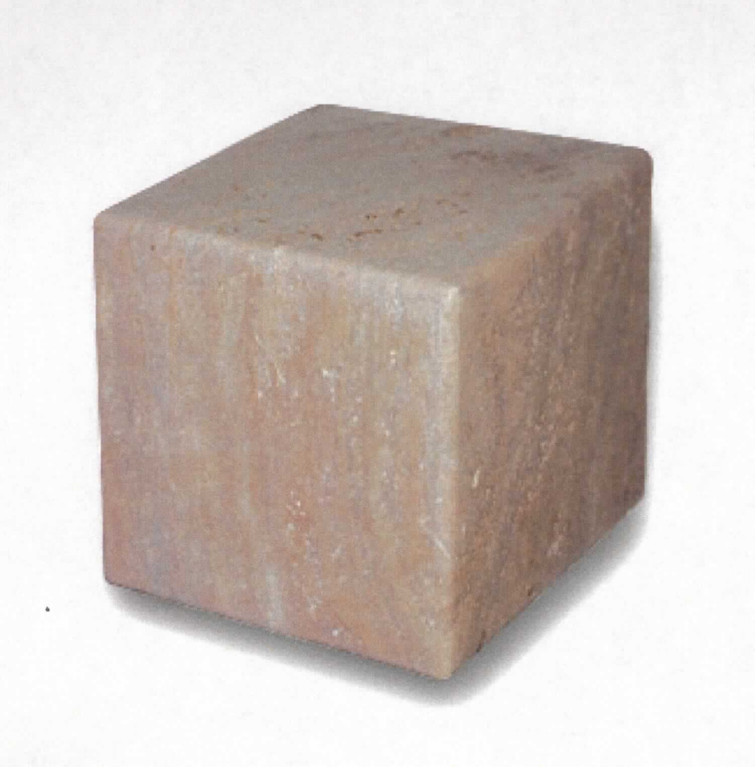 Angaben:
Sitzquader VANILLA ROMANA®
Bearbeitung: Oberfläche geschliffen, Kanten angenehm gerundet, Seiten geschliffen 
Farbe: creme-beige 
Material: Travertin 
Herkunft: Türkei 
Größe: 45 x 45 x 45 cm; 220 kg/Stück

Befund:
Bearbeitete Werksteine und Waren daraus