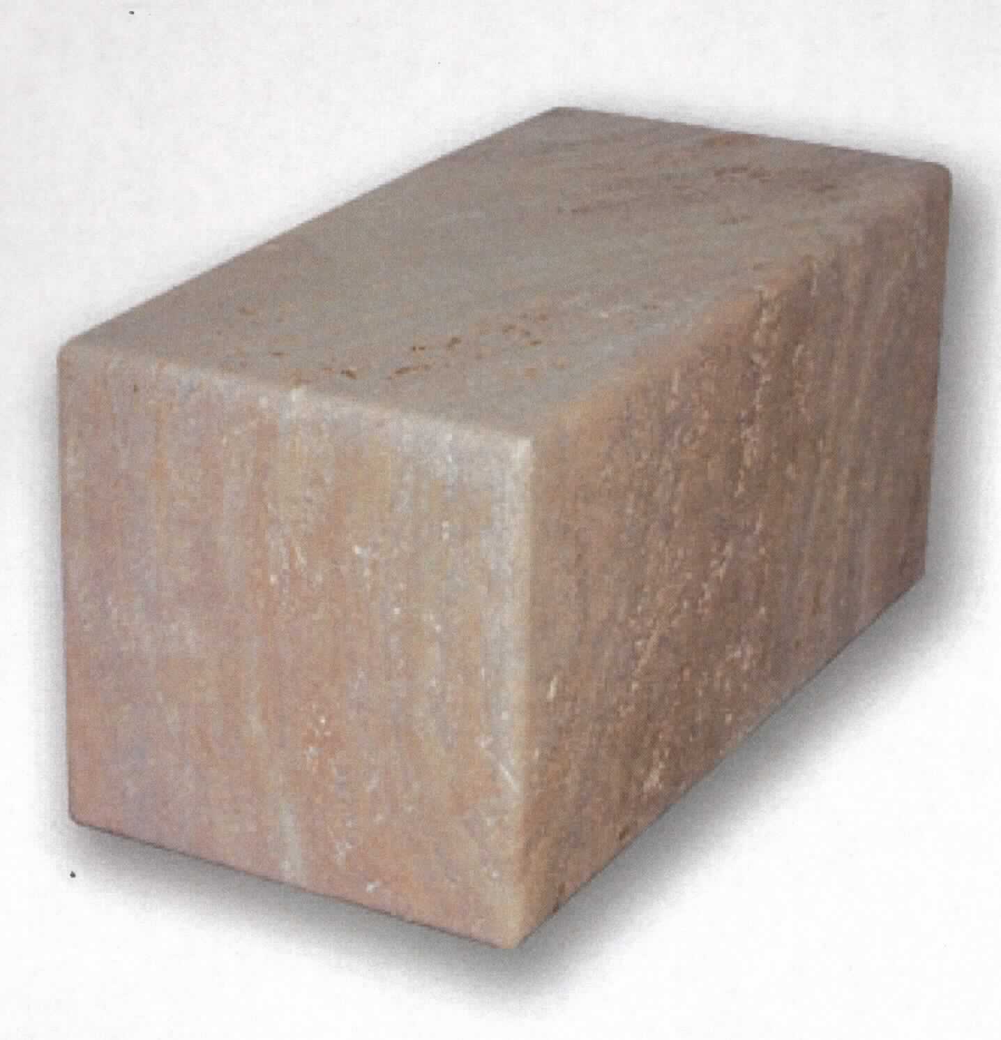 Angaben:
Sitzquader VANILLA ROMANA®
Bearbeitung: Oberfläche geschliffen, Kanten angenehm gerundet, Seiten geschliffen 
Farbe: creme-beige
Material: Travertin 
Herkunft: Türkei 
Größe: 90 x 45 x 45 cm; 440 kg/Stück

Befund:
Bearbeitete Werksteine und Waren daraus
