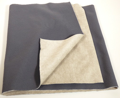 Textillaminat, sog. Möbelbezugsstoff, Art. Caravaggio, Foto siehe Anlage,
- als Meterware, mit einer Breite von mehr als 30 cm,
- aus zwei mit ihrer ganzen Fläche aufeinanderliegenden und so miteinander durch Kleben verbundenen
  Lagen:
-- mit einer Oberlage (Schauseite):
--- aus einem bedruckten Samtgewirke aus synthetischen Chemiefasern (laut Antrag Polyester), 
--- kein Hochflorerzeugnis und kein Schlingengewirke,
-- mit einer Unterlage:
--- aus einem gerauten Kuliergewirke aus synthetischen Chemiefasern (laut Antrag Polyester),
- das die Schauseite bildende Samtgewirke verleiht der Ware insbesondere im Hinblick auf die
  Bedeutung in Bezug auf die Verwendung als Möbelbezugsstoff ihren wesentlichen Charakter.

"Samt, gewirkt, anderer als in der Unterposition 6001 10 genannte, aus Chemiefasern"