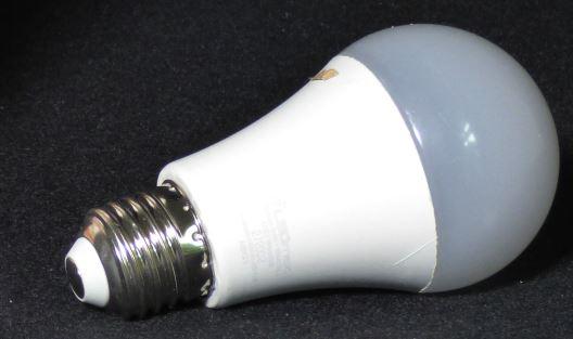 LED Leuchtmittel Birnenform A60 17W E27 2400lm 2700K warmweiß
EAN 4251351805103 (Abbildung siehe Anlage),
- elektrische Lichtquelle in Form einer Leuchtdiodenlampe (LED-Lampe), mit 
  mehreren Leuchtdioden und weiteren elektrischen Bauelementen für die 
  Stromversorgung und -regelung auf einer Leiterplatte, bulbenförmig, mit einem  
  milchigem Kunststoffkolben und E27 Schraubsockel zum Befestigen in einer Lampenfassung,
- zur Verwendung als Leuchtmittel zum einfachen Einsetzten/Austauschen in
   Leuchten bestimmt,
- in einem bedruckten Verkaufskarton verpackt.

„Leuchtdiodenlichtquelle (LED-Lichtquelle), Leuchtdiodenlampe (LED-Lampe)“