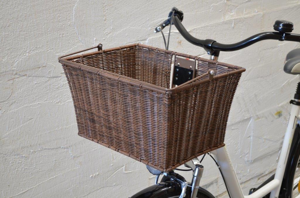 Fahrradkorb, sog. Lenkerkorb Basti, Foto siehe Anlage, 
- Warenzusammenstellung,
- in Aufmachung für den Einzelverkauf (Befestigungsvorrichtung eingelegt in den Korb),
- zur Befriedigung eines speziellen Bedarfs zusammengestellt, bestehend aus:
- einem rechteckigen Korb,
- - aus einem kunststoffbeschichtetem Geflecht,
- - in den Abmessungen: ca. 400 mm x 300 mm x 220 mm,
- - mit einer Arretiervorrichtung,
- einem länglichen Halter aus Metall zur Befestigung des Korbes am (Lenker-)Vorbau
  (nicht charakterbestimmend),
- - mit einer runden Befestigungsschelle mit Schrauben zum Anschrauben am
    (Lenker-)Vorbau,
- - mit einem Adapter zur Aufnahme der Arretiervorrichtung des Korbes, 
- mit einem Metallbügel zum Tragen des Korbes,
- aufgrund der objektiven Merkmale (u. a. Form und Befestigungsvorrichtung) erkennbar 
  hauptsächlich für Fahrräder bestimmt.

 "Zubehör (Fahrradkorb) für Fahrräder der Positionen 8711 und 8712"