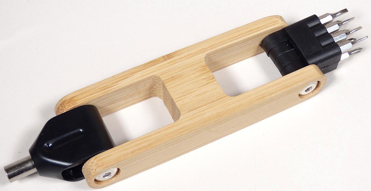 "Schraubendreher-Set“
Warenzusammenstellung in Aufmachung für den Einzelverkauf, bestehend aus

- einem noch nicht zusammengesetzten Schraubendreher in Form eines Bambusholzrahmens
  (= Handgriff), an einem Ende mit einer drehbaren Innensechskantaufnahme und einem
  Schraubendrehereinsatz, aus Stahl (Bit) und an dem anderen Ende mit einem drehbaren
  Kunststoffmagazin, welcher der Aufnahme von weiteren Bits dient; mangels Anschlags frei um
  die Achse des Rahmens drehbar und dadurch gleichermaßen als Winkelschraubendreher mit
  seitlichem Antrieb (Pos. 8204) als auch als Schraubendreher mit geradem (axialem) Antrieb
  (Pos. 8205) nutzbar; aufgrund der verschiedenen Funktionen gehören diese Bestandteile in
  Anwendung der AV 3 c) zu der zuletzt genannten der gleichermaßen in Betracht kommenden
  Positionen (= Pos. 8205)

- sieben weiteren Bits in verschiedenen Größen und Formen (4 x Flachschlitz, 3 x Kreuzschlitz),
  vollständig aus unedlem Metall (Pos. 8207)

- Abmessungen ca. 110 x 40 x 20 mm

- zum Lösen oder Festziehen von Schrauben

- in einer Pappschachtel verpackt

- die Ware der Pos. 8205 bestimmt den Charakter der Warenzusammenstellung

Abbildung siehe Anlage.

Derartige Erzeugnisse gehören als "Handwerkzeuge, anderweit weder genannt noch inbegriffen, Schraubenzieher (Schraubendreher), mit arbeitendem Teil aus unedlem Metall" zur Codenummer 8205 4000 00 0 des Zolltarifs.