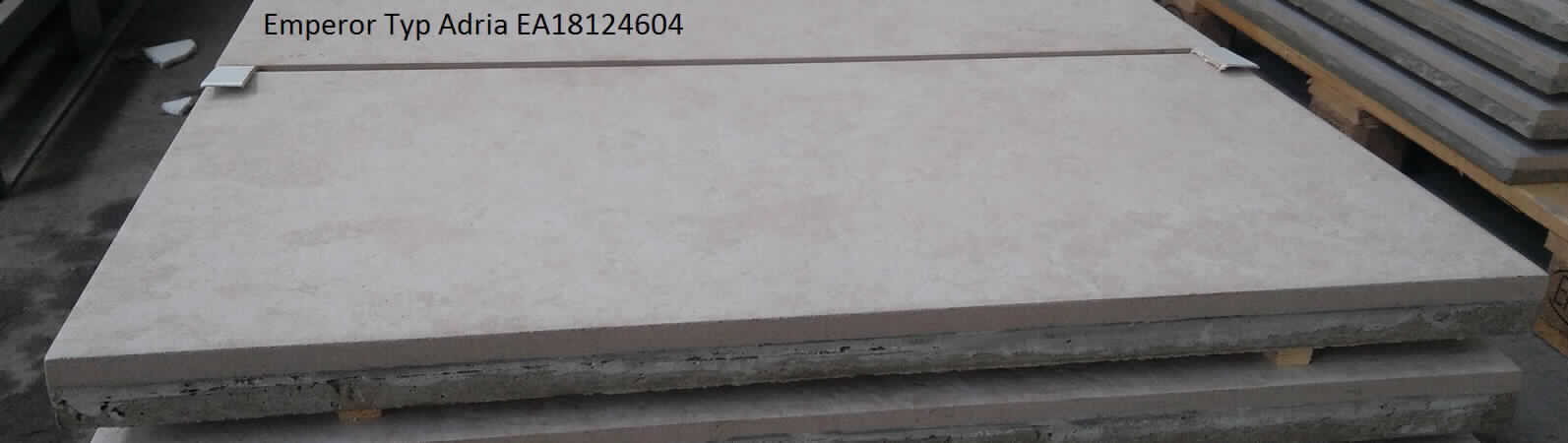 Bodenplatte, sog. Feinsteinzeug EMPEROR® AiO, mit Oberfläche R11, antiker Naturkante und sog.
Betonkern, EA18124604 (Typ ADRIA), Foto siehe Anlage,
- ein Warenmuster wurde nicht vorgelegt; die Einreihung erfolgt anhand der Antragsangaben,
- in den Abmessungen: ca. 80 cm (Länge) x 40 cm (Breite) x 4 cm (Dicke),
- zusammengesetzte Ware aus Keramik und Beton,
- Keramik:
- - die Schauseite (Oberseite) bildend,
- - ca. 2 cm dick,
- - keramisches Erzeugnis; nach der Formgebung gebrannt; tonmineralhaltiges Material enthaltend,
- - - laut Antrag mit einem Wasseraufnahmekoeffizienten von weniger als 0,5 %,
- Beton:
- - die Unterseite bildend,
- - ca. 2 cm dick,
- die Keramik bestimmt im Hinblick auf das äußere Erscheinungsbild und die Verwendung der Ware
  als Bodenplatte deren wesentlichen Charakter.

"Keramische Bodenplatte, andere als solche der Unterpositionen 6907 30 und 6907 40, mit einem
 Wasseraufnahmekoeffizienten von weniger als 0,5 %"