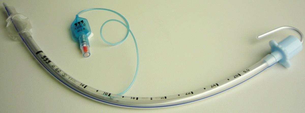 Sog. Endotrachealtubus, in Form einer zusammengesetzten Ware aus einem mit Kunststoff ummantelten Führungsstab aus Metall und einem im Hinblick auf die Bedeutung für die Verwendung charakterbestimmenden Endotrachealtubus, im Wesentlichen bestehend aus einem vorgeformten gekrümmten Kunststoffschlauch mit röntgenkontrastfähiger Markierung in verschiedenen Größen, welcher an einem Ende mit einem Anschlussstück aus festem Kunststoff versehen ist. Am anderen Ende ist der Schlauch abgeschrägt (atraumatische Spitze), verfügt über eine ovale Öffnung (Murphy-Auge) und ist mit einem sog. Cuff (Blockmanschette zur Abdichtung der Trachea) versehen, welcher über einen dünnen, an der Seite des Tubus verlaufenden Schlauch mit Kontrollballon be- oder entlüftet werden kann.

Zur äußeren Form siehe Abbildung in der Anlage.

Die Vorrichtung wird mittels einer endotrachealen Intubation eingebracht und dient zur Beatmung und Sicherung der Atemwege im Bereich der Anästhesie und Notfallmedizin.

Die Ware ist steril in einer Kunststoff-/ Papierverpackung verpackt.

Sie wird als "Teil, erkennbar hauptsächlich bestimmt für einen Apparat für die Anästhesie" eingereiht.