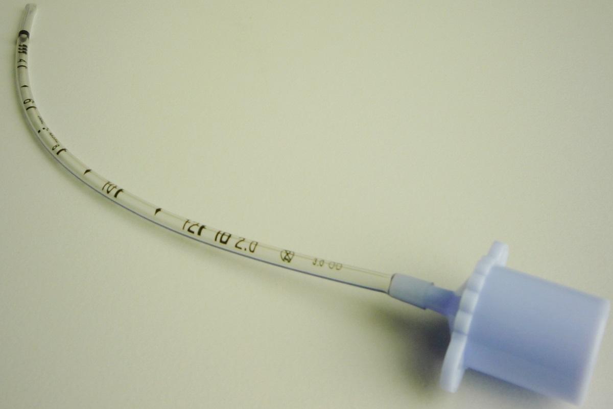 Sog. Endotrachealtubus, im Wesentlichen bestehend aus einem vorgeformten gekrümmten Kunststoffschlauch mit röntgenkontrastfähiger Markierung in verschiedenen Größen, welcher an einem Ende mit einem Anschlussstück aus festem Kunststoff versehen ist. Am anderen Ende ist der Schlauch abgeschrägt (atraumatische Spitze) und verfügt über eine ovale Öffnung (Murphy-Auge).

Zur äußeren Form siehe Abbildung in der Anlage.

Die Vorrichtung wird mittels einer endotrachealen Intubation eingebracht und dient zur Beatmung und Sicherung der Atemwege im Bereich der Anästhesie und Notfallmedizin.

Die Ware ist steril in einer Kunststoff-/ Papierverpackung verpackt.

Sie wird als "Teil, erkennbar hauptsächlich bestimmt für einen Apparat für die Anästhesie" eingereiht.