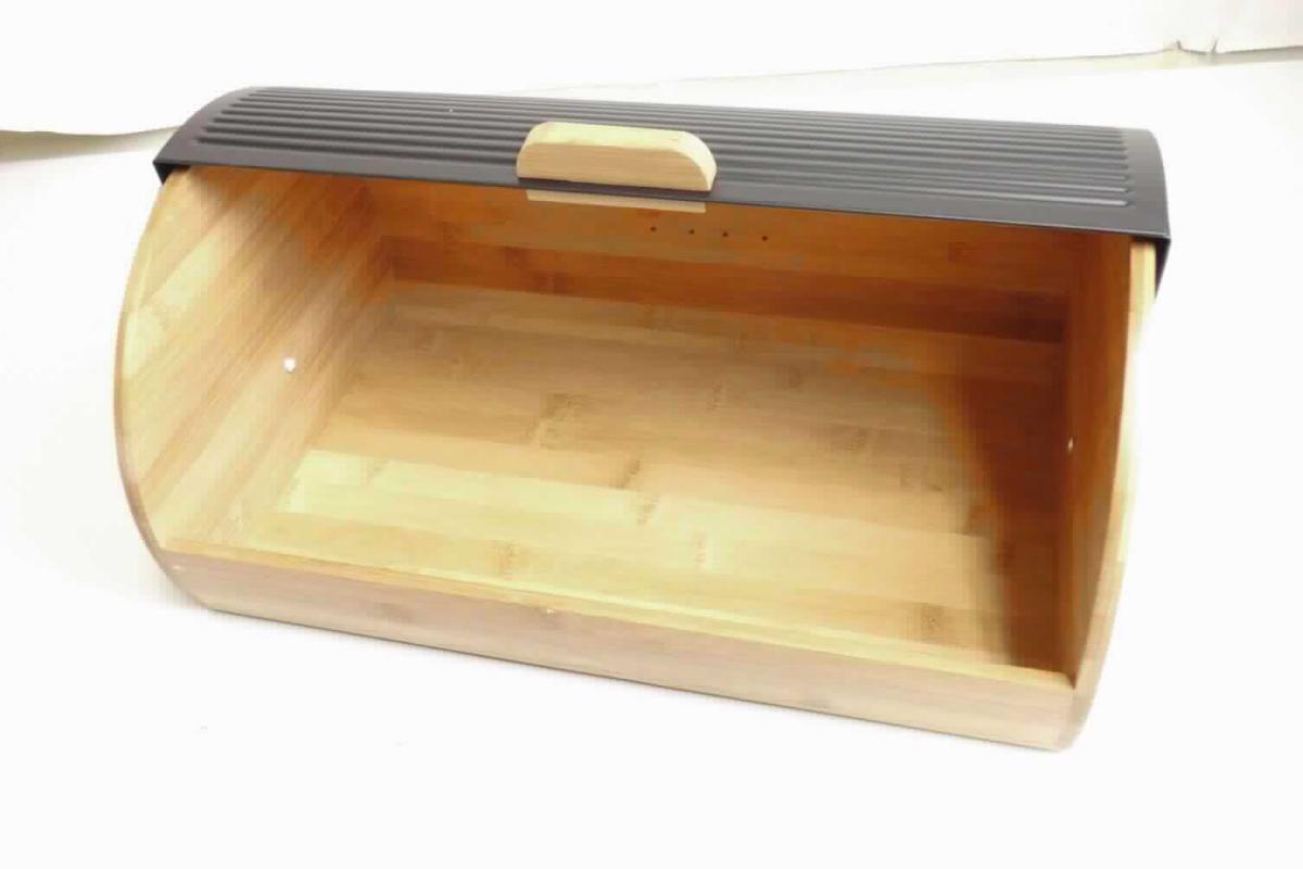 Brotkasten, Art. 25365
- annähernd zylinderförmiger Kasten mit Seitenwänden und Boden aus Bambus, einem ange-
  nieteten, aufklappbaren, mit einem Bambusgriff ausgestatteten, schwarz beschichteten Deckel
  aus unedlem Metall sowie vier Kunststofffüßen, Abmessungen ca. 39 x 27 x 19 cm,
- in einem farbig bedruckten Pappkarton für den Einzelverkauf aufgemacht,
- dient der Aufbewahrung von Brot bei Tisch oder in der Küche.
(Abbildung siehe Anlage)

Der Charakter der zusammengesetzten Ware wird hinsichtlich Umfang und Wert durch den Bambus bestimmt.

"Holzwaren zur Verwendung bei Tisch oder in der Küche, aus Bambus, weder Brotbretter, Schneidebretter und ähnliche Bretter, noch Essstäbchen (zusammengesetzte Ware aus Holz - charakterbestimmend -, Metall und Kunststoff)"