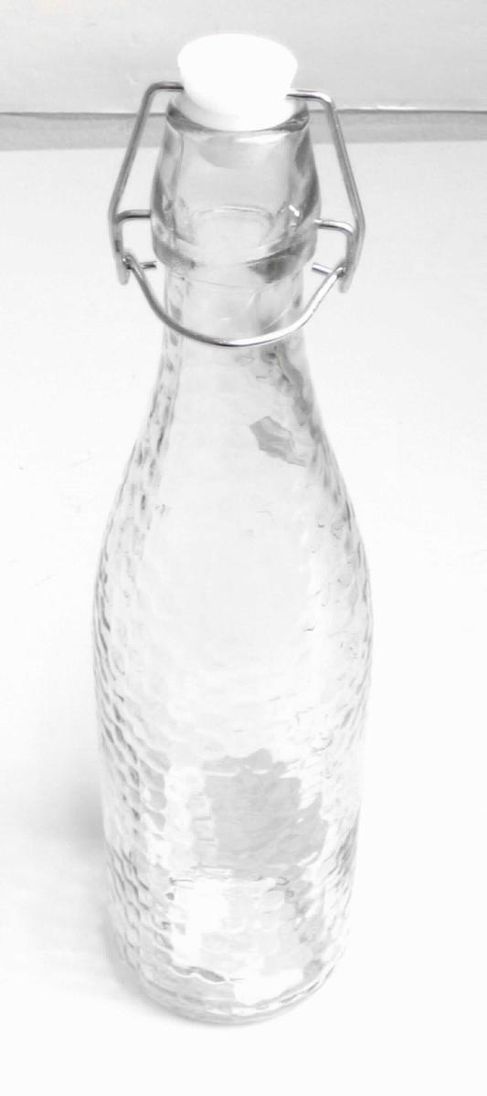 Flasche aus Glas, sog. Glasflasche mit Bügelverschluss, Art. Nr. 19758, Foto siehe Anlage,
- aus nicht gefärbtem Glas (nicht aus Glasröhren hergestellt), im unteren Bereich des Flaschenhalses und am
  Bauch mit einer wabenartigen Strukturierung,
- mit einem Bügelverschluss aus unedlem Metall und einem Stopfen mit einem Dichtungsring aus Kunststoff,
- mit einem Fassungsvermögen (Nenninhalt) von 500 ml,
- mit einer Höhe von ca. 28 cm und einem Durchmesser von ca. 7 cm,
- zur Aufnahme von Nahrungsmitteln oder Getränken.

"Flasche aus Glas, zu Transport- oder Verpackungszwecken, nicht aus Glasröhren hergestellt, aus nicht gefärbtem
 Glas, mit einem Nenninhalt von mehr als 0,33 l, jedoch weniger als 1 l, für Nahrungsmittel und Getränke"