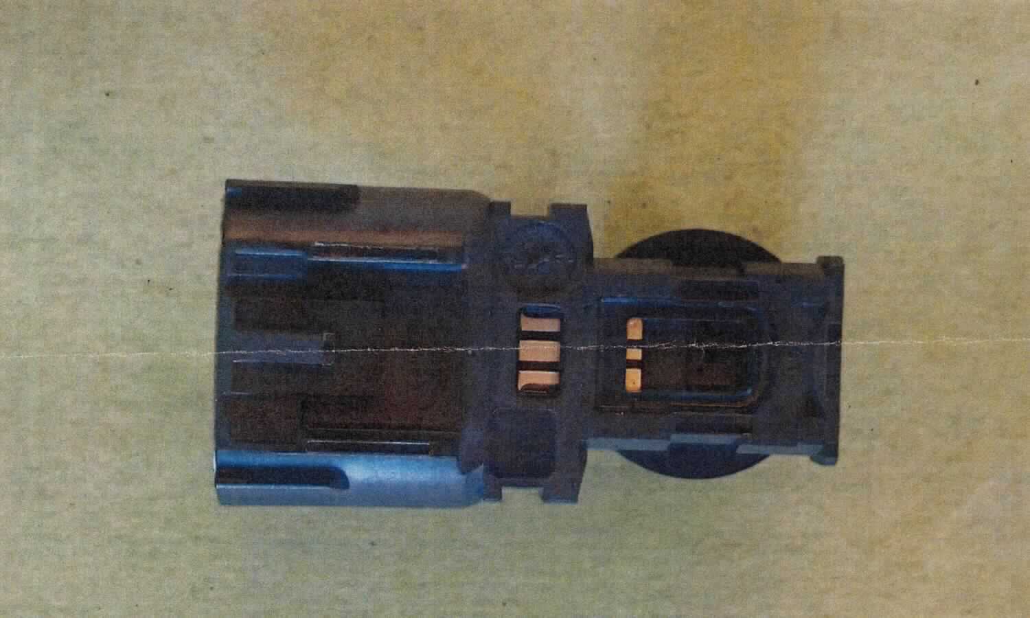 Sogenanntes Gehäuse eines elektronischen Drucksensors, im Wesentlichen bestehend aus Kunststoff mit den Abmessungen von ca. 48 x 25 x 27 mm, mit einer dreipoligen Anschlussbuchse, einem Schlauchverbinder, sowie zwei Vertiefungen zur Aufnahme der mikroelektronischen Komponenten des Sensors (nicht Gegenstand dieser vZTA-Entscheidung).

Zur äußeren Form: siehe Abbildung.

Die Ware ist dazu bestimmt den Sensor für die Druckmessung im Bremskraftverstärker zu umhüllen.

Die Ware wird als "Teil, erkennbar hauptsächlich bestimmt für ein Gerät zum Messen oder Überwachen des Druckes von Flüssigkeiten oder Gasen, nicht von den Positionen 9014, 9015, 9028 oder 9032 erfasst" eingereiht.