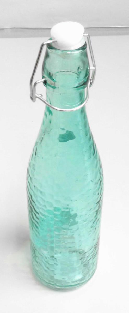 Flasche aus Glas, sog. Glasflasche mit Bügelverschluss, Art. Nr. 19756, Foto siehe Anlage,
- aus gefärbtem Glas (blau-grün, nicht aus Glasröhren hergestellt), im unteren Bereich des Flaschenhalses und
  am Bauch mit einer wabenartigen Strukturierung,
- mit einem Bügelverschluss aus unedlem Metall und einem Stopfen mit einem Dichtungsring aus Kunststoff,
- mit einem Fassungsvermögen (Nenninhalt) von 500 ml,
- mit einer Höhe von ca. 28 cm und einem Durchmesser von ca. 7 cm,
- zur Aufnahme von Nahrungsmitteln oder Getränken.

"Flasche aus Glas, zu Transport- oder Verpackungszwecken, nicht aus Glasröhren hergestellt, aus gefärbtem
 Glas, mit einem Nenninhalt von mehr als 0,33 l, jedoch weniger als 1 l, für Nahrungsmittel und Getränke"