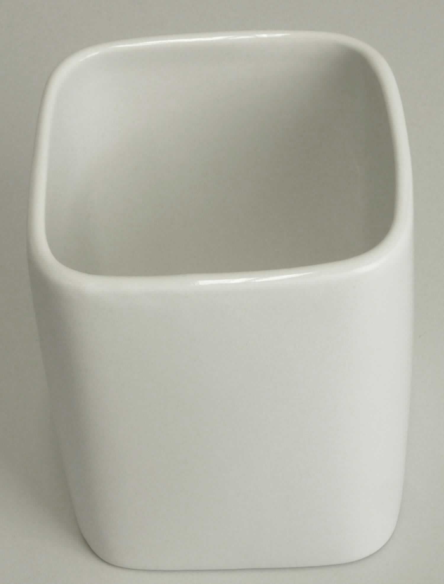 Keramischer Toilettengegenstand, sog. Zahnputzbecher Cubic, Artikel 5066 100 852, Foto siehe Anlage,
- in Form eines glasierten, cremefarbenen, annähernd eckigen Bechers,
- in den Abmessungen: ca. 7,5 cm (Kantenlänge) x 9,5 cm (Höhe),
- keramisches Erzeugnis; nach der Formgebung gebrannt; tonmineralhaltiges Material enthaltend, 
- - nach dem Ergebnis der wissenschaftlichen Untersuchung aus Porzellan,
- zur Verwendung als Zahnputzbecher bestimmt,
- verpackt in einer Luftpolsterfolie und einem Umkarton.

"Toilettengegenstand, aus Porzellan"