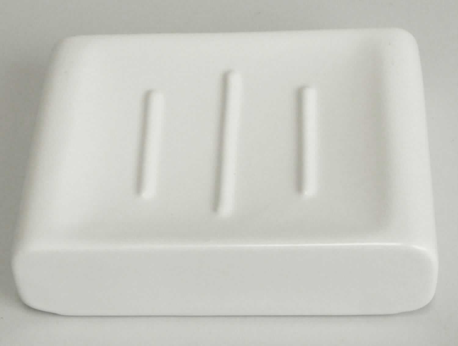 Keramischer Toilettengegenstand, sog. Seifenschale Cubic, Artikel 5066 100 853, Foto siehe Anlage,
- in Form einer annähernd eckigen, innen hohlen, cremefarbenen Seifenschale mit leicht hochgezo-
  genem Rand; außen glasiert und auf der Oberseite mit einer geriffelten Struktur versehen,
- in den Abmessungen: ca. 11,5 cm (Breite) x 8,5 cm (Tiefe) x 3 cm (Höhe),
- keramisches Erzeugnis; nach der Formgebung gebrannt; tonmineralhaltiges Material enthaltend, 
- - nach dem Ergebnis der wissenschaftlichen Untersuchung aus Porzellan,
- verpackt in einer Luftpolsterfolie und einem Umkarton.

"Toilettengegenstand, aus Porzellan"