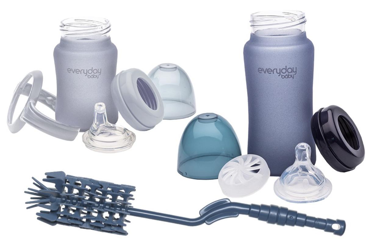 Warenzusammenstellung, bestehend aus zwei unterschiedlich großen Babytrinkfläschchen und einer
Flaschenbürste, sog. Flaschenset mit Bürste, Foto siehe Anlage,
- in Aufmachung für den Einzelverkauf; zur Befriedigung eines speziellen Bedarfs zusammengestellt,
- Babytrinkfläschchen mit 150 ml Füllmenge:
- - aus klarsichtigem Glas (laut Antrag Borosilikatglas),
- - an der Außenseite mit einer grauen Beschichtung aus Silikon; mit einer Maßeinteilung bedruckt,
- - mit einem Schraubgewinde am oberen, offenen Ende,
- - mit einem aufgeschraubten Schraubring mit eingesetztem Trinksauger, einer Schutzkappe und
    einem abnehmbaren Fläschchenhaltegriff (alles aus Kunststoffen),
- - in den Abmessungen: ca. 6,5 cm (Durchmesser) x 14,5 cm (Höhe),
- - das Glas bestimmt im Hinblick auf die Verwendung des Trinkfläschchens dessen wesentlichen
    Charakter,
- Babytrinkfläschchen mit 240 ml Füllmenge:
- - aus klarsichtigem Glas (laut Antrag Borosilikatglas),
- - an der Außenseite mit einer grauen Beschichtung aus Silikon; mit einer Maßeinteilung bedruckt,
- - mit einem Schraubgewinde am oberen, offenen Ende,
- - mit einem Mixeinsatz, einem aufgeschraubten Schraubring mit eingesetztem Trinksauger und
    einer Schutzkappe (alles aus Kunststoffen),
- - in den Abmessungen: ca. 6,5 cm (Durchmesser) x 18 cm (Höhe),
- - das Glas bestimmt im Hinblick auf die Verwendung des Trinkfläschchens dessen wesentlichen
    Charakter,
- Flaschenbürste:
- - aus Kunststoff; mit einem Bürstenkopf aus Silikon (laut Antrag),
- - mit einem drehbaren Griff,
- die Babytrinkfläschchen bestimmen im Hinblick auf die Menge und aufgrund ihrer Bedeutung in Bezug
  auf die Verwendung den wesentlichen Charakter der Warenzusammenstellung.

"Glaswaren zur Verwendung bei Tisch oder in der Küche (keine Trinkgläser), aus Glas mit einem linearen
 Ausdehnungskoeffizienten von 5 x 10^-6 oder weniger je Kelvin bei Temperaturen von 0 °C bis 300 °C"