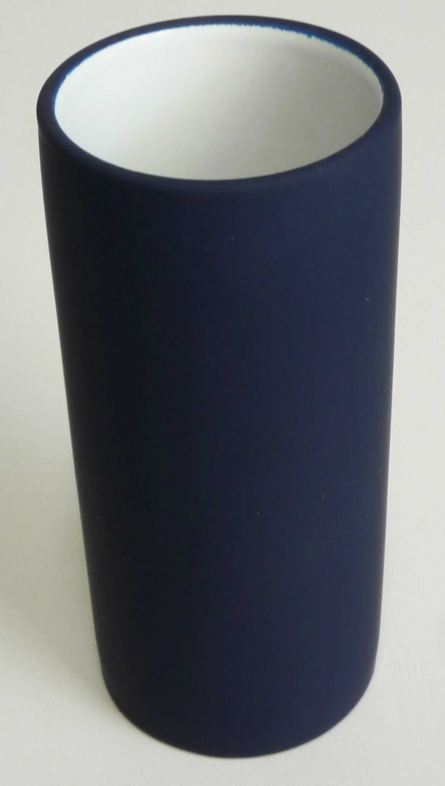 Keramischer Toilettengegenstand, sog. Zahnputzbecher Pur, Art.-Nr. 5055 789 852, Abbildung siehe Anlage, 
- glasierter, innen weißer, außen blauer, zylinderförmiger Becher, 
- außen mit einer Kunststoffbeschichtung versehen, 
- mit einem Durchmesser von ca. 5,4 cm und einer Höhe von ca. 12 cm, 
- keramisches Erzeugnis, nach der Formgebung gebrannt, tonmineralhaltiges Material enthaltend, 
- aus Porzellan (lt. Antrag), 
- zur Verwendung als Zahnputzbecher im Badezimmer bestimmt, 
- verpackt in einem Umkarton.

"Toilettengegenstand, aus Porzellan"