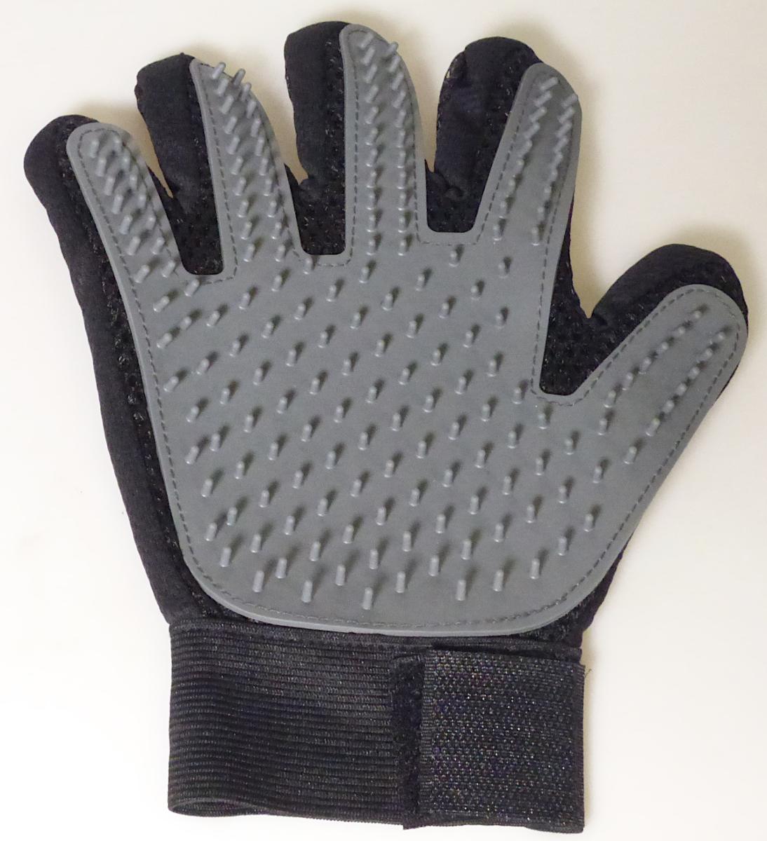 Bei dem sog. "Hunde-Fellpflegehandschuh Art.Nr. 348514" handelt es sich um einen Pflegehandschuh zur Tierfellpflege, im Wesentlichen bestehend aus einem ca. 22 x 18 cm großen Handschuh mit Gewirken aus Spinnstoffen, mit ausgearbeiteten Fingern und einer aufgenähten Noppenfläche.
Das Erzeugnis wird wie ein Handschuh über die Hand gezogen und mit der auf der Handinnenseite aufgenähten Noppenfläche kann das Fell von Haustieren gepflegt werden.

Das Erzeugnis ist als "andere Bürste als zuvor von der Position 9603 erfasst, Bürste für die Tierpflege" einzureihen.