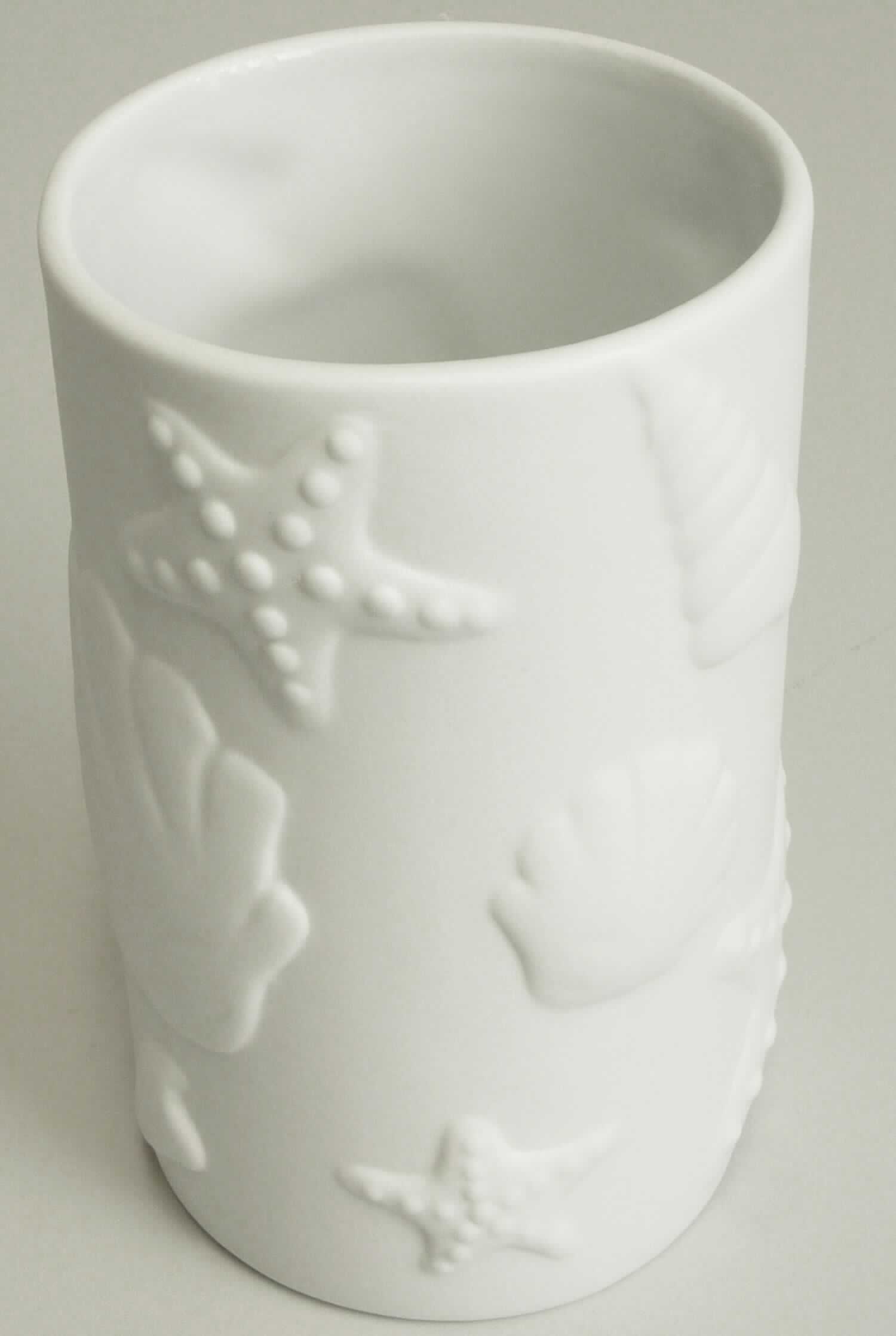 Keramischer Toilettengegenstand, sog. Zahnputzbecher Starfish, Art.-Nr. 5090 100 852, Abbildung siehe Anlage, 
- unglasierter, weißer, zylinderförmiger Becher, 
- außen mit erhabenem, maritimem Motiv (Muscheln und Seesterne) verziert, 
- mit einem Durchmesser von ca. 7 cm und einer Höhe von ca. 11,6 cm, 
- keramisches Erzeugnis, nach der Formgebung gebrannt, tonmineralhaltiges Material enthaltend, 
- aus Porzellan (lt. Antrag), 
- zur Verwendung als Zahnputzbecher im Badezimmer bestimmt, 
- verpackt in einem Umkarton.

"Toilettengegenstand, aus Porzellan"