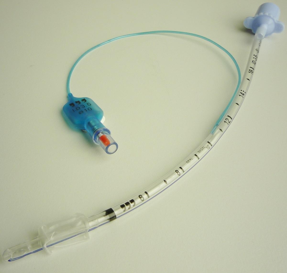 Sog. Endotrachealtubus, im Wesentlichen bestehend aus einem vorgeformten gekrümmten Kunststoffschlauch mit röntgenkontrastfähiger Markierung in verschiedenen Größen, welcher an einem Ende mit einem Anschlussstück aus festem Kunststoff versehen ist. Am anderen Ende ist der Schlauch abgeschrägt (atraumatische Spitze), verfügt über eine ovale Öffnung (Murphy-Auge) und ist mit einem sog. Cuff (Blockmanschette zur Abdichtung der Trachea) versehen, welcher über einen dünnen, an der Seite des Tubus verlaufenden Schlauch mit Kontrollballon be- oder entlüftet werden kann.

Zur äußeren Form siehe Abbildung in der Anlage.

Die Vorrichtung wird mittels einer endotrachealen Intubation eingebracht und dient zur Beatmung und Sicherung der Atemwege im Bereich der Anästhesie und Notfallmedizin. Die Ware ist steril in einer Kunststoff-/ Papierverpackung verpackt.

Sie wird als "Teil, erkennbar hauptsächlich bestimmt für einen Apparat für die Anästhesie" eingereiht.