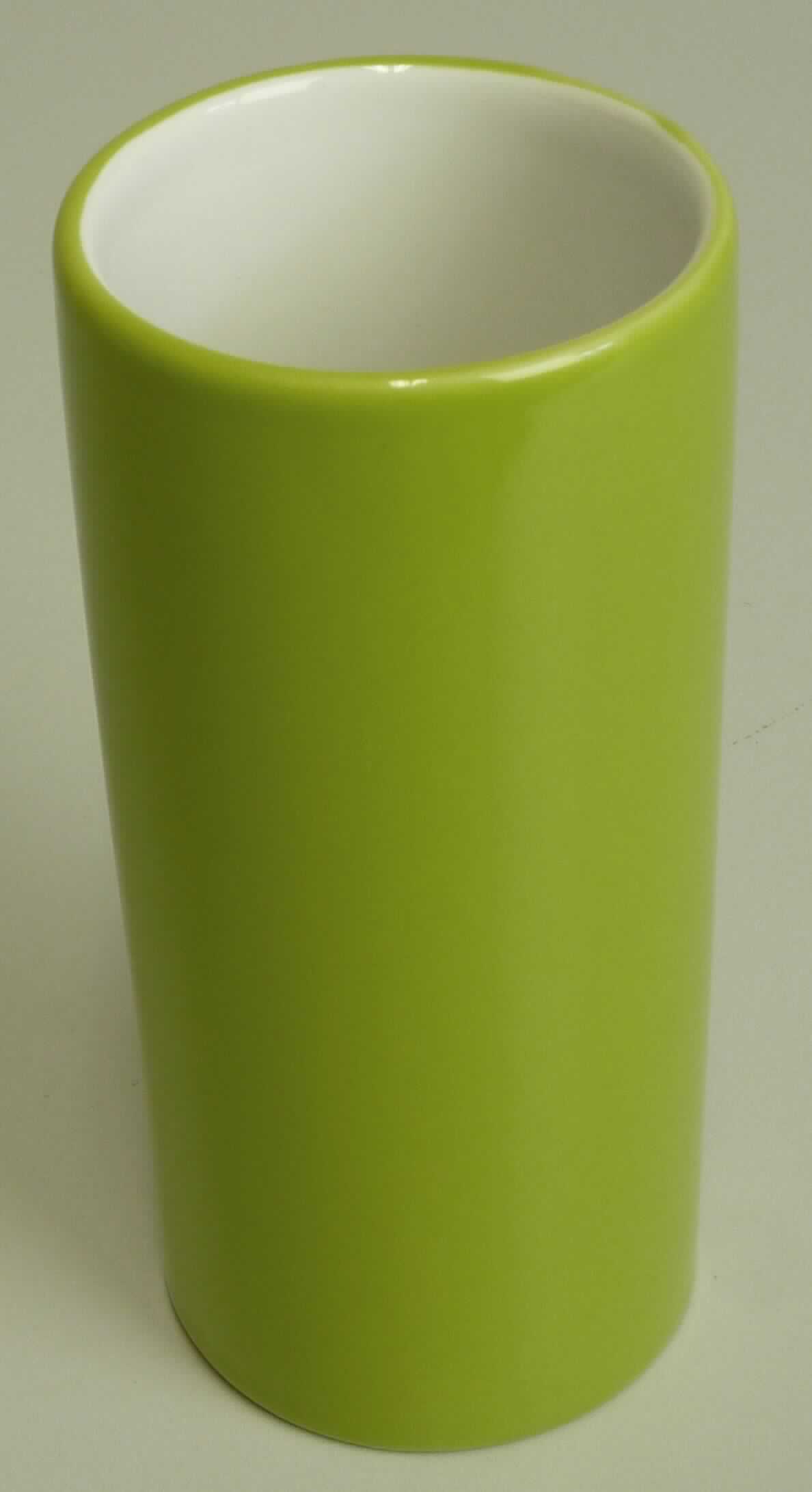 Keramischer Toilettengegenstand, sog. Zahnputzbecher Pur Shiny, Art.-Nr. 5084 625 852, Abbildung siehe Anlage, 
- glasierter, innen weißer, außen grüner, zylinderförmiger Becher, 
- mit einem Durchmesser von ca. 5,5 cm und einer Höhe von ca. 12,3 cm, 
- keramisches Erzeugnis, nach der Formgebung gebrannt, tonmineralhaltiges Material enthaltend, 
- nach dem Ergebnis der wissenschaftlichen Untersuchung handelt es sich um Steinzeug,
- zur Verwendung als Zahnputzbecher im Badezimmer bestimmt, 
- verpackt in einem Umkarton.

"Keramischer Toilettengegenstand, aus Steinzeug"