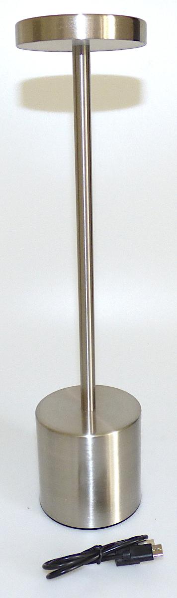 Bei der sog. Tischlampe aus Edelstahl mit aufladbarem Akku, Art. 93929 handelt es sich um eine ca. 340 mm x 80 mm (H x d) große elektrische Tisch-/Nachttischleuchte zur Verwendung in Innenräumen, im Wesentlichen bestehend aus einem zylinderförmigen silberfarbenen Lampenfuß aus Metall, einem stabförmigen silberfarbenen Metallständer und einem kreisrunden  silberfarbenen Lampenschirm aus Metall mit einer weißen lichtdurchlässigen Kunststoffabdeckung an der Unterseite. 
Im Lampenschirm sind eine dimmbare, im Dauerlicht weiß leuchtende (in den Lichtfarben warmweiß und weiß) LED-Lichtquelle (24 LED) sowie ein Berührungssensor (zum Ein-/Ausschalten und Einstellung der Helligkeitsstufen) integriert.
Das Erzeugnis ist mit einem Akku, einem USB-Anschluss und Ladekabel ausgestattet. 

Der charakterbestimmende Stoff der aus verschiedenen Stoffen zusammengesetzten Ware wird aufgrund des äußeren Erscheinungsbildes, des Umfangs und der Bedeutung in Bezug auf die Verwendung (Form und Stabilität verleihend) durch das Metall bestimmt. 

Hinweise auf Handarbeit liegen nicht vor.
Die Ware ist in einem Karton verpackt.

Das Erzeugnis ist als "Leuchte, anderweit weder genannt noch inbegriffen, elektrische Tisch- bzw. Nachttischleuchte, ausschließlich zur Verwendung mit LED-Lichtquellen bestimmt, aus Metall, nicht handgearbeitet" einzureihen.