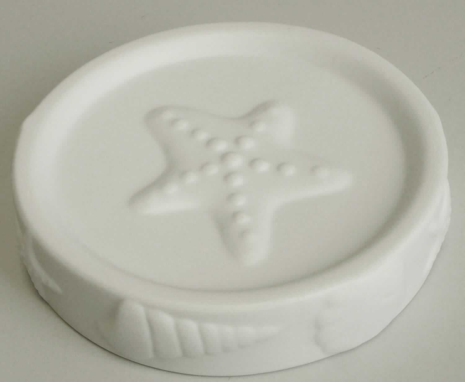 Keramischer Toilettengegenstand, sog. Seifenschale Starfish, Art.-Nr. 5090 100 853, Abbildung siehe Anlage, 
- unglasierte, weiße, runde, innen hohle Seifenschale mit leicht hochgezogenem Rand, 
- außen mit erhabenem, maritimem Motiv (Muscheln und Seesterne) verziert, 
- mit einem Durchmesser von ca. 11,6 cm und einer Höhe von ca. 2,6 cm, 
- keramisches Erzeugnis, nach der Formgebung gebrannt, tonmineralhaltiges Material enthaltend, 
- aus Porzellan (lt. Antrag), 
- zur Verwendung als Seifenschale im Badezimmer bestimmt, 
- verpackt in einem Umkarton.

"Toilettengegenstand, aus Porzellan"