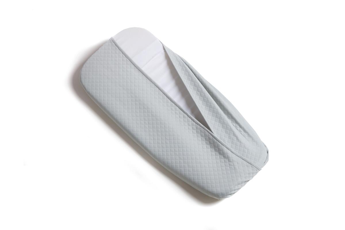 Bettwäsche, sog. Matratzenbezug für die Babywanne, Art. T-002-AIR, Foto siehe Anlage,
- in einer bedruckten Pappschachtel verpackt,
- annähernd oval, der Matratzenform entsprechend gearbeitet; mit den Abmessungen von ca.
  78,5 cm x 36 cm x 4 cm,
- im Bereich der Liegefläche aus einfarbigen Abstandsgewirken, in den übrigen Bereichen aus 
  einfarbigen Doppelgewirken mit eingearbeitetem Füllfaden bestehend,
- alle Flächenerzeugnisse bestehen aus laut Antrag Polyester (synthetische Chemiefasern),
- auf der Unterseite mit einer über die gesamte Länge reichenden Öffnung mit einem sog. Hotelver-
  schluss, so dass die Ware über die Matratze einer bestimmten Babytragewanne gezogen werden
  kann, 
- u. a. durch Zusammenfügen konfektioniert,
- die Ware ist zum Waschen geeignet (laut Etikett handwaschbar) und kennzeichnet sich nach dem
  Verwendungszweck als Bettwäsche.

"Bettwäsche, aus Spinnstoffen, aus Gewirken"