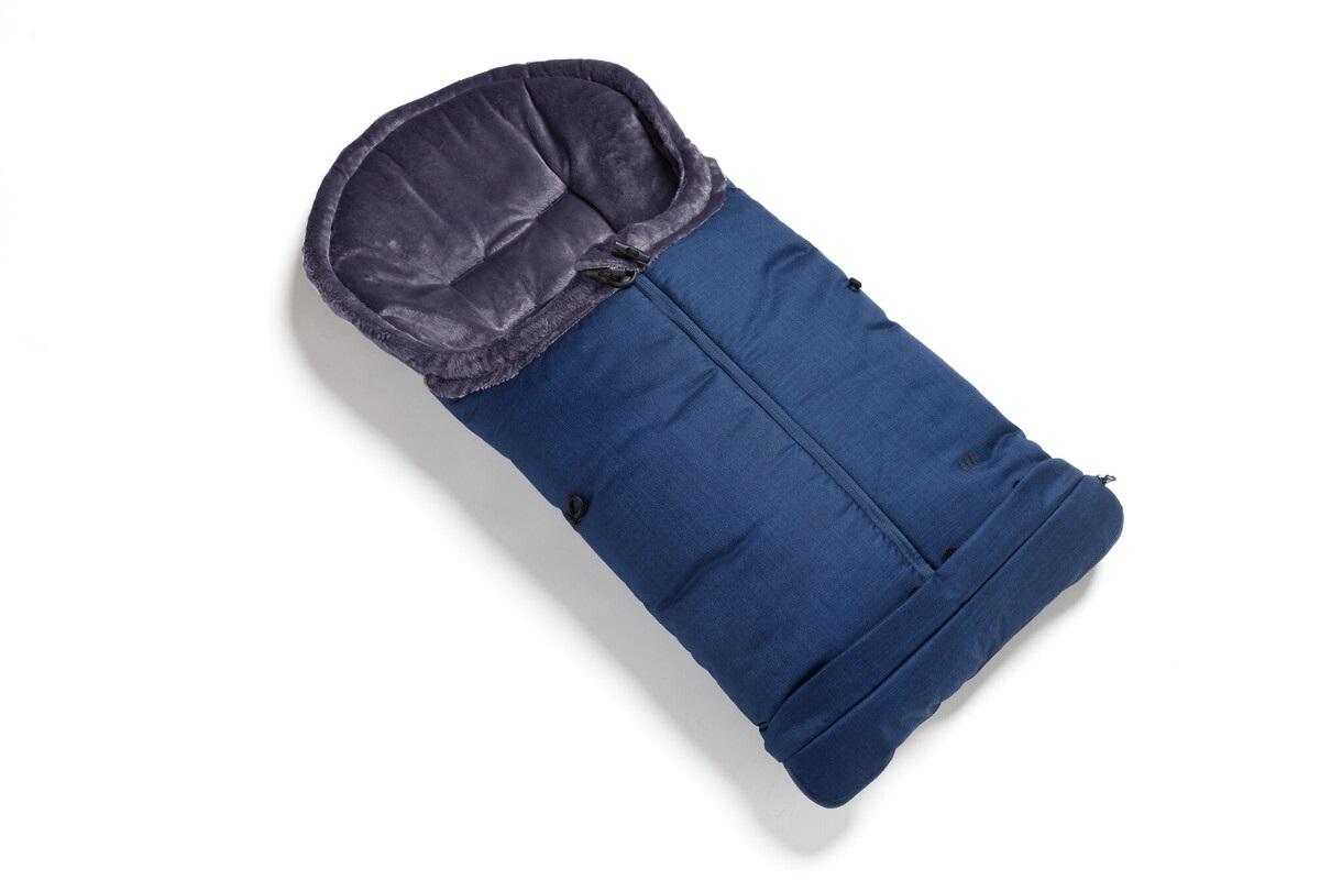Bei dem sog. "Fußsack T-061-XXX" handelt es sich um einen ca. 58 x 41 x 8 cm großen Fußsack für Kinderwagen. Der Fußsack weist insgesamt sechs Lagen aus Polyester auf (Angaben lt. Astin), inklusive einer Außen- und Innenseite aus einfarbigen Spinnstoffgeweben und einer Polsterlage aus Wattierungsstoff. Die Ware ist mit insgesamt drei Reißverschlüssen (einer mittig vorn, zwei unten waagerecht) sowie mit schlitzförmigen Aussparungen, durch die das Gurtsystem gezogen wird, ausgestattet. 

Die Ware ist als eine "den Bettausstattungen ähnliche Ware (Fußsack), gepolstert, nicht von den Unterpositionen (HS) 9404 21 bis 9404 40 erfasst, nicht mit Federn oder Daunen gefüllt" einzureihen.