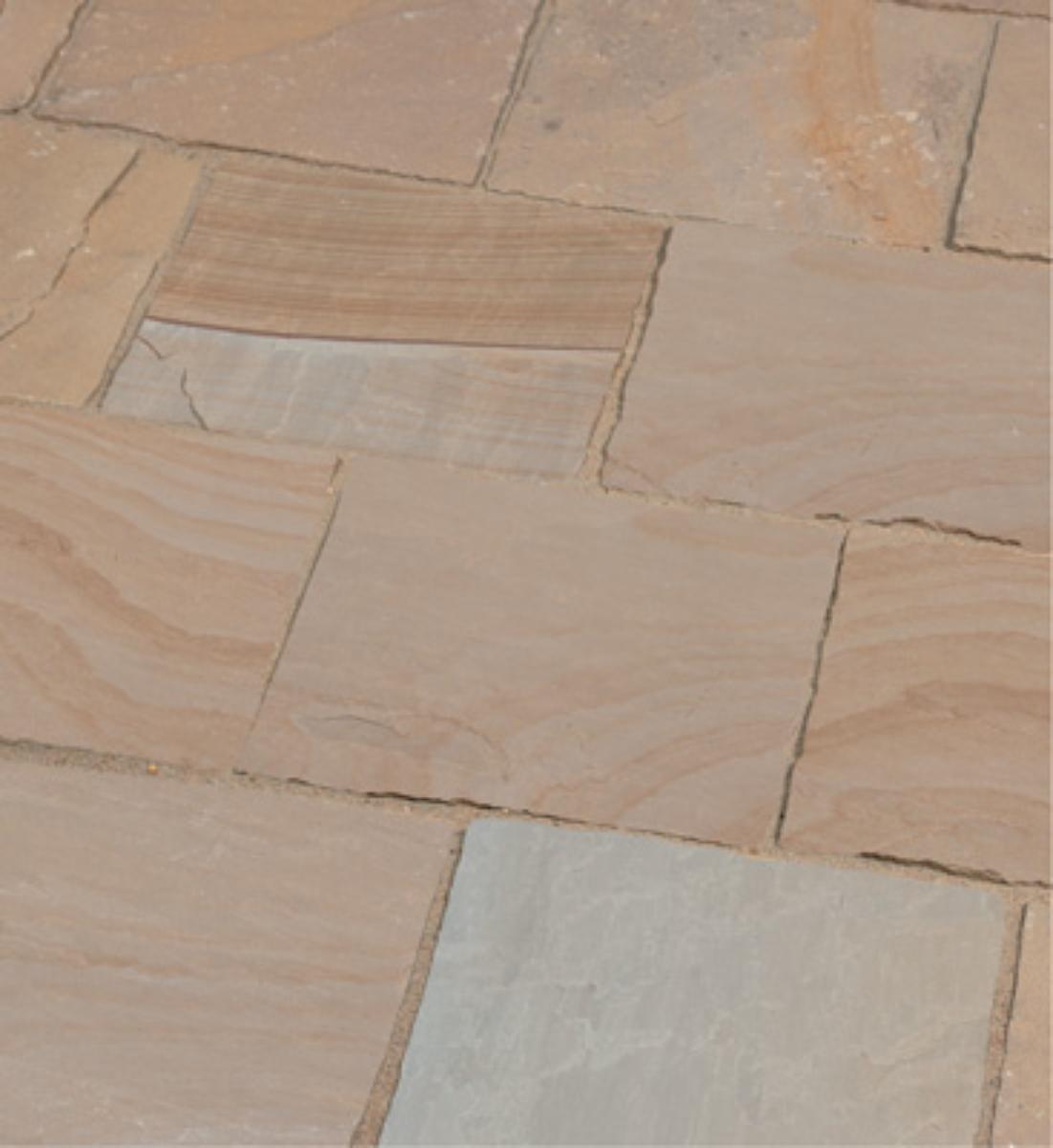 Angaben:
Pflasterplatten BOLERO; Bearbeitung: allseits gespalten; Material: Sandstein; Farbe: beige-sand-grau-braun.

Befund:
Pflasterplatten, aus Naturstein.