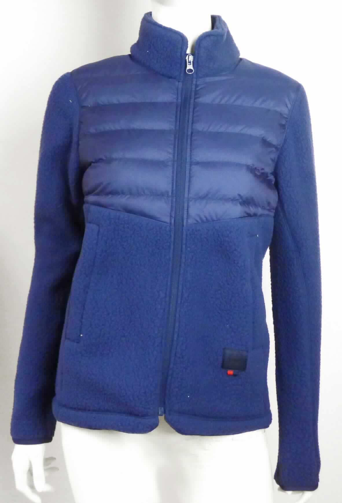 Jacke, sog. Jacke Damen, Größe S, Foto siehe Anlage,
- aus überwiegend ca. 3,7 mm dicken, einfarbigen Plüschgewirken,
- im Schulter- und Brustbereich aus einem dreilagigen, durch Steppen abgeteilten Verbunderzeugnis mit einer 
  Außen- und Innenlage aus ca. 0,1 mm dicken, einfarbigen Geweben und einer Zwischenlage aus Wattierungsstoff,
- alle Flächenerzeugnisse aus laut Antrag 100 % synthetischen Chemiefasern,
- über die Taille reichend (Rückenlänge: ca. 61 cm),
- mit einem Stehkragen,     
- vorn mit einer durchgehenden Öffnung mit Reißverschluss, 
- ohne Hinweise auf den Trägerkreis (unisex),
- mit langen Ärmeln,
- mit zwei eingesetzten Taschen mit Reißverschluss unterhalb der Taille,
- in Bahnen gearbeitet,
- am unteren Rand gesäumt,
- stellt sich aufgrund des Schnitts als Jacke dar, somit keine Strickjacke,
- im Hinblick auf das äußere Erscheinungsbild sind die Gewirke und die Gewebe als annähernd gleichbedeutend
  anzusehen, im Hinblick auf den Umfang verleihen jedoch die Gewirke der Ware ihren wesentlichen Charakter.

"Jacke, aus Gewirken, für Frauen, aus synthetischen Chemiefasern"