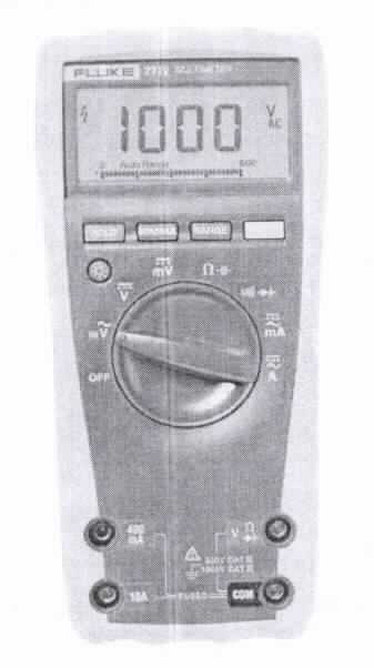 Sog. Fluke 77 IV Multimeter, in Form einer Warenzusammenstellung in Aufmachung für den Einzelverkauf, im Wesentlichen bestehend aus:
- einem in Bezug auf die Verwendung charakterbestimmenden Multimeter,
- einer in das Messgerät eingelegten Batterie,
- zwei Messleitungen und
- einem Benutzerhandbuch
in einer gemeinsamen Verpackung und gemeinsam zum Messen elektrischer Größen bestimmt.
Das Messgerät besteht aus einem quaderförmigen Kunststoffgehäuse, besitzt die Abmessungen (H x B x T) von ca. 18 x 9 x 4 cm und weist ein Gewicht von ca. 420 g auf.
In die Oberseite des Gehäuses sind ein LC-Display, mehrere Druckknöpfe, ein Drehschalter sowie Anschlussbuchsen für Messleitungen integriert (siehe Abbildung in der Anlage).
Das Gerät dient dem Messen verschiedener elektrischer Größen wie Gleich- und Wechselspannung, Gleich- und Wechselstrom, Widerstand, Kapazität, Frequenz und der Durchführung von Diodentests. Die Messergebnisse werden optisch und / oder akustisch angezeigt. Die niedrigsten und die höchsten Eingangswerte können im MIN-MAX-Modus aufgezeichnet werden.
Die Ware wird als "Gerät zum Messen oder Prüfen elektrischer Größen (Spannung, Stromstärke, Widerstand, Frequenz, Kapazität), ausgenommen Zähler der Position 9028, nicht zum Messen oder Prüfen von Halbleiterscheiben (wafers) oder Halbleiterbauelementen, mit Registriervorrichtung" eingereiht.