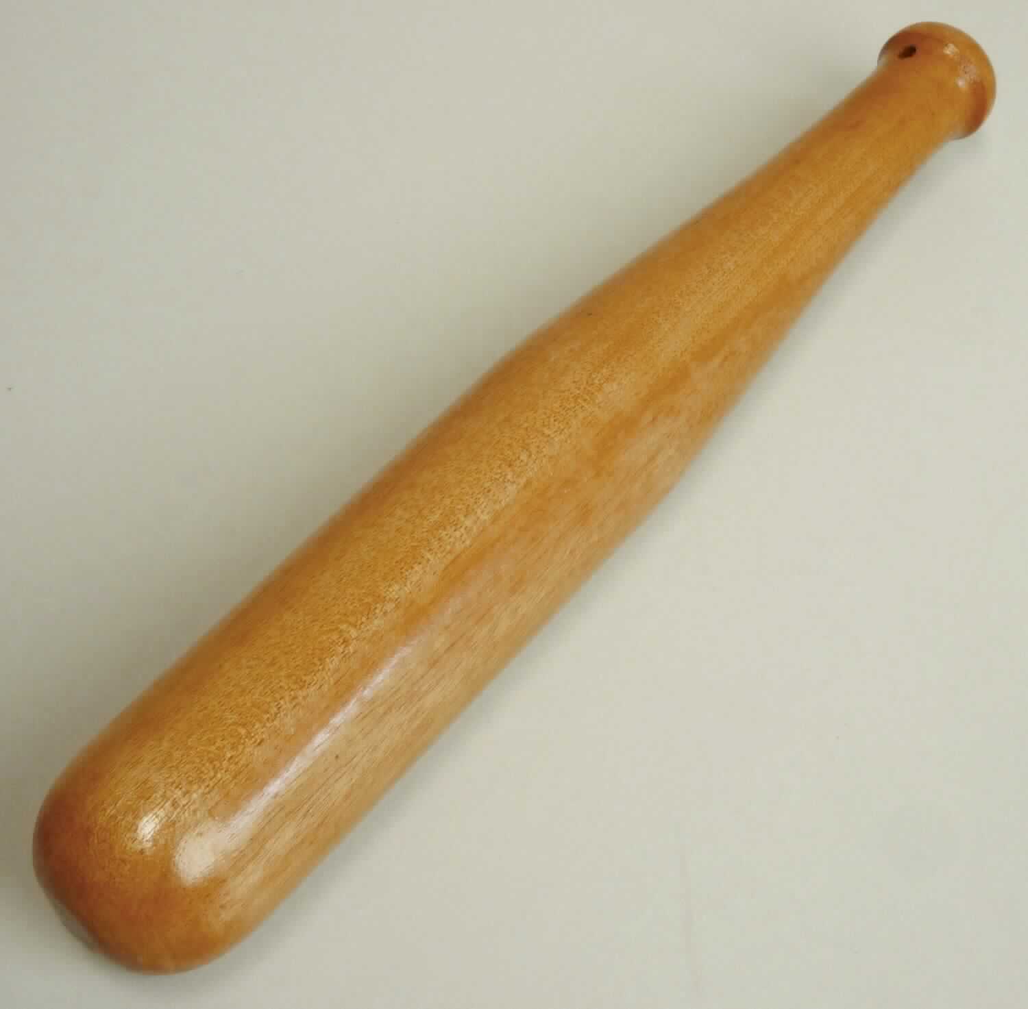 Bei der vorgelegten Ware handelt es sich um einen etwa 29,0 cm langen, etwa 225 g schweren Schläger aus Holz, der optisch an einen Baseballschläger erinnert und am Griffende eine Querbohrung aufweist. Der sog. Fischtöter dient dazu, Fische durch einen Schlag auf den Kopf zu betäuben, damit sie fachgerecht (schmerzfrei) getötet werden können. Die Ware ist in einem Headerbeutel verpackt.

Abbildung siehe Anlage.

Derartige Waren gehören als "andere Waffen (Schlagstöcke)" zum TARIC-Code 9304 00 00 00.